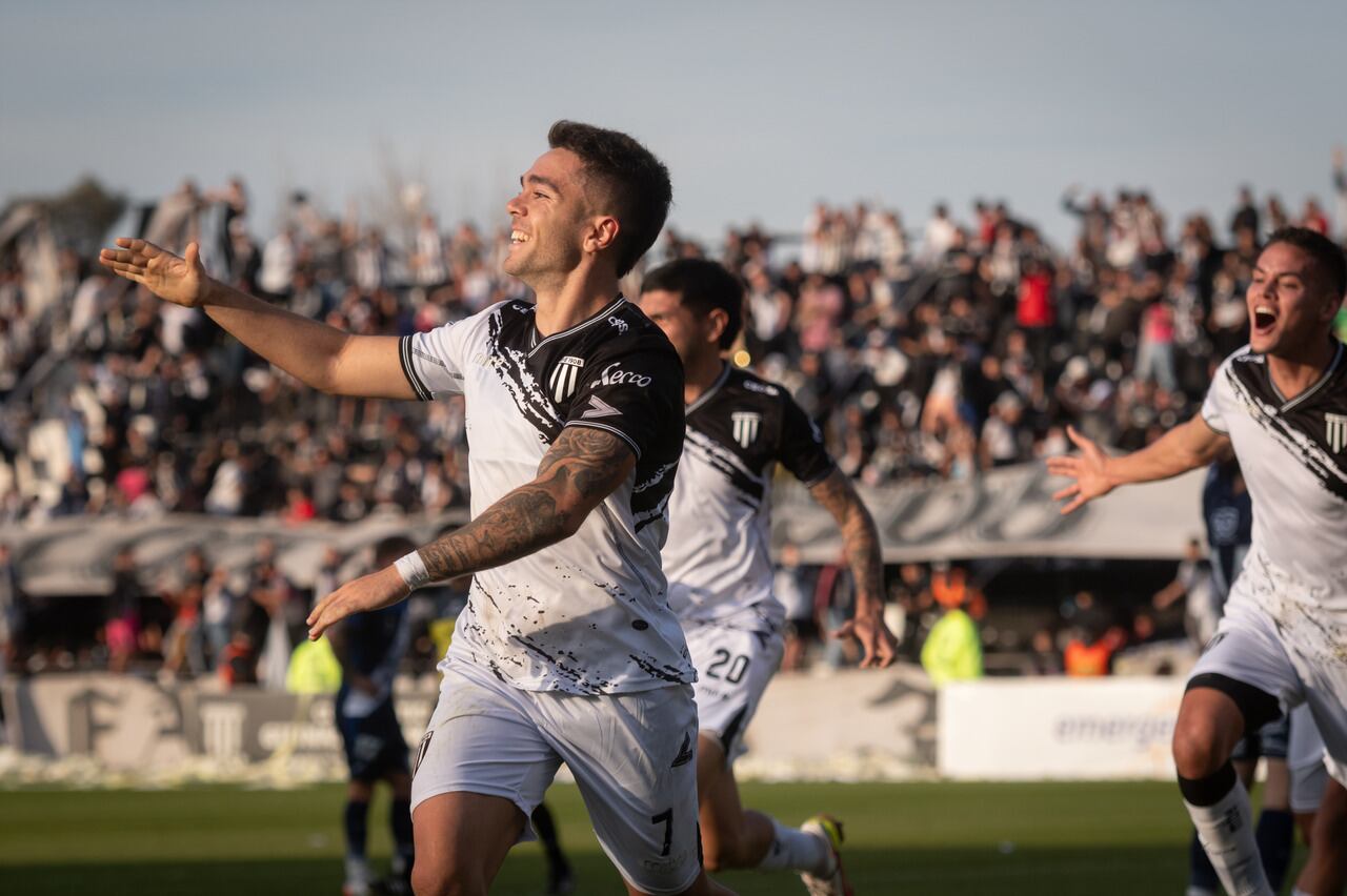 Futbol
Por la fecha 22 de la zona A de la Primera Nacional, Gimnasia y Esgrima derrotó por 3-1 a Alvarado en el estadio Víctor Legrotaglie y se trepó al segundo escalón de la tabla de posicones
Foto: Ignacio Blanco / Los Andes