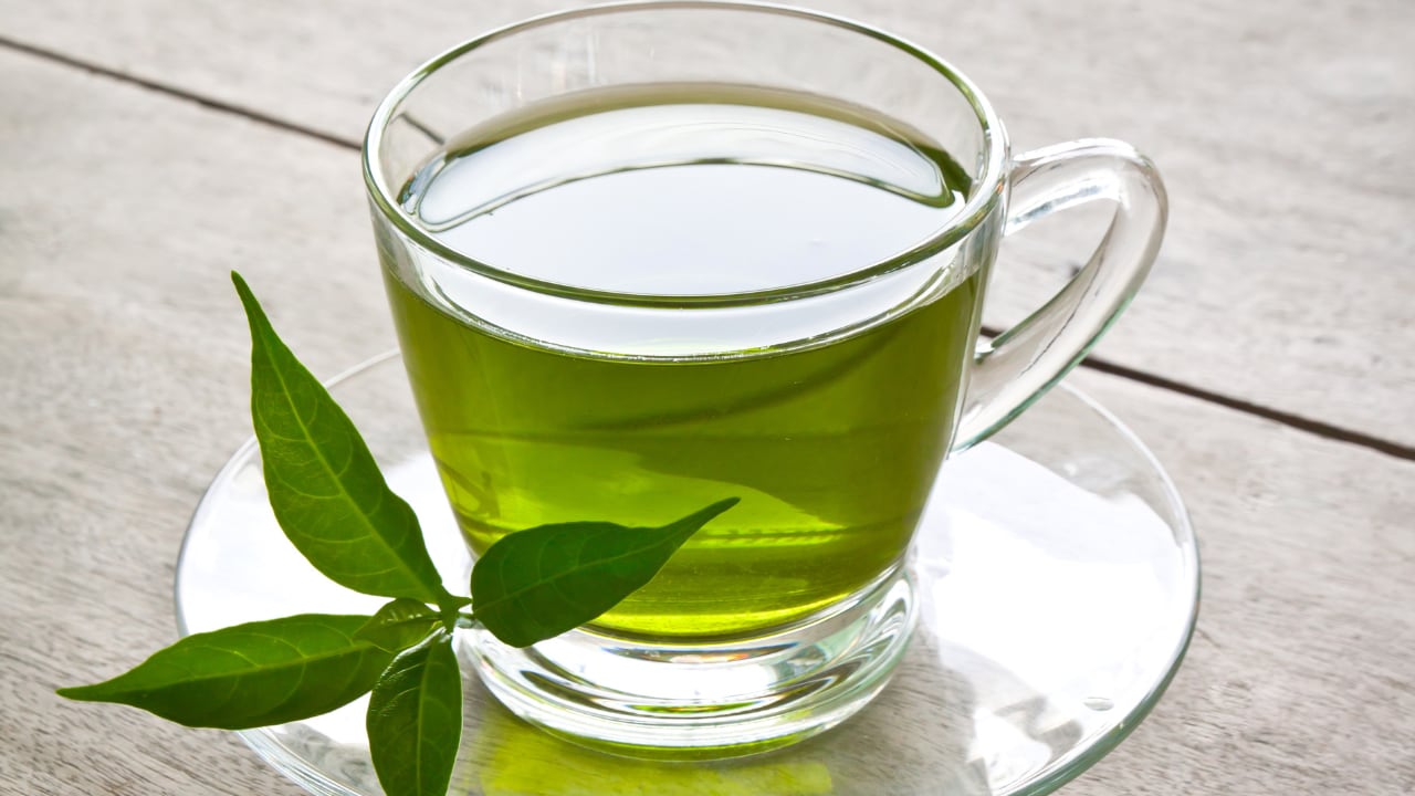 El té verde tiene ingredientes antioxidantes que estimulan el crecimiento según dicen los usuarios. 