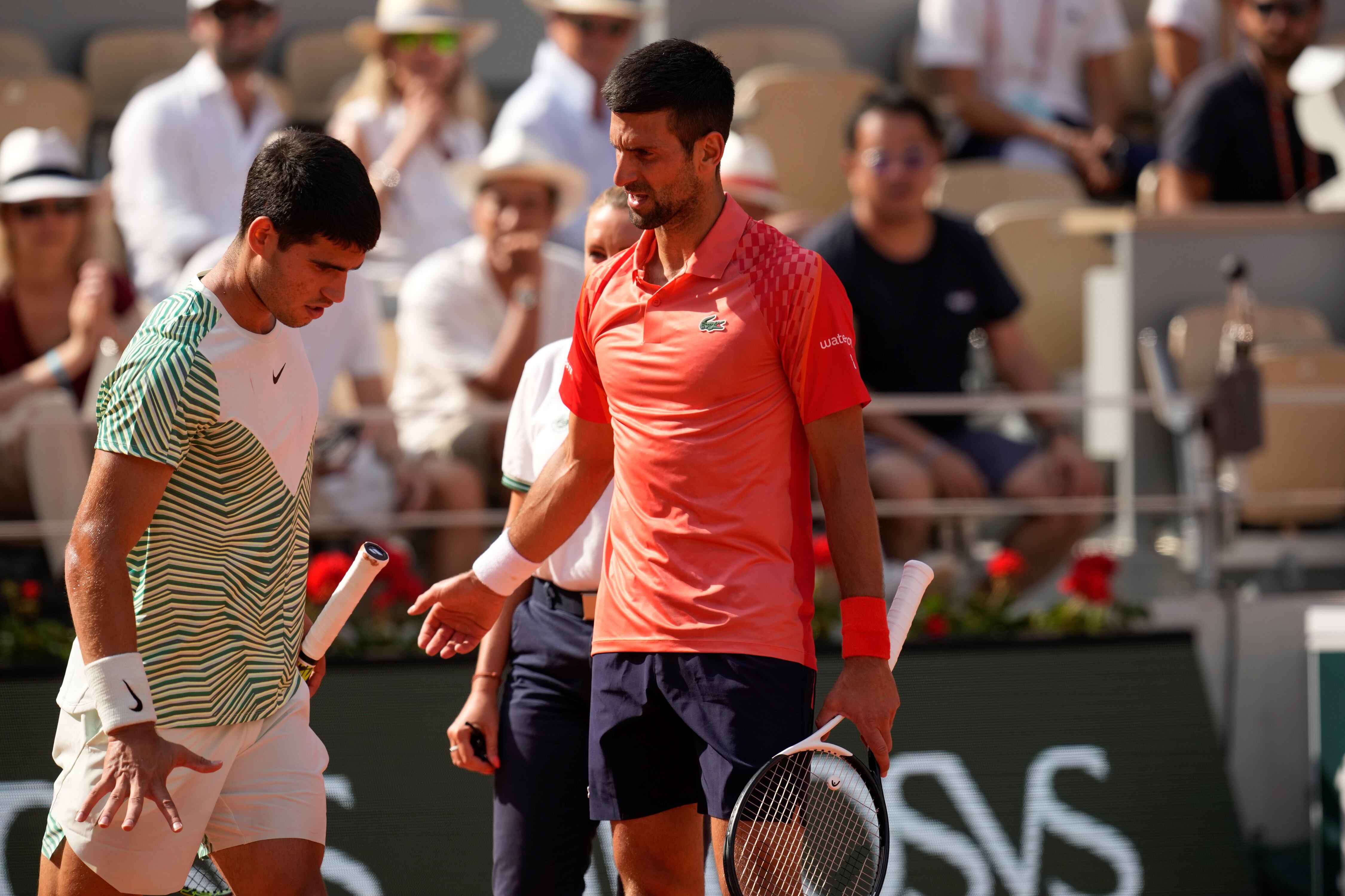 Djokovic charla con Alcaraz luego de que el español se lesionara (AP)