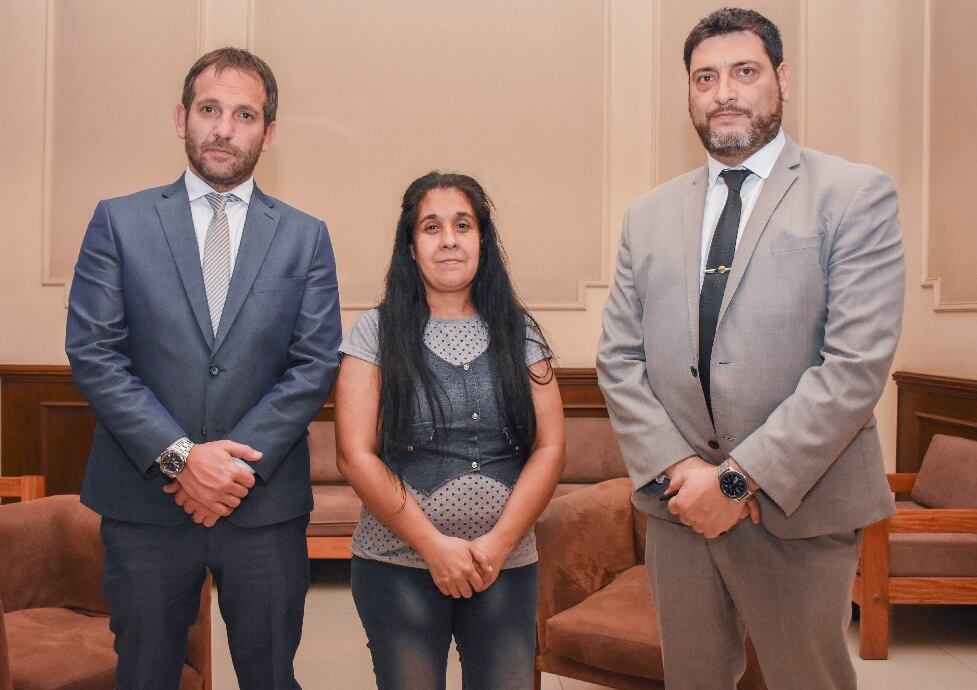 Cecilia Lucero, con su abogados Agustin Magdalena (izquierda) y Cristian Vaira Leyton (derecha). Foto: Mariana Villa / Los Andes