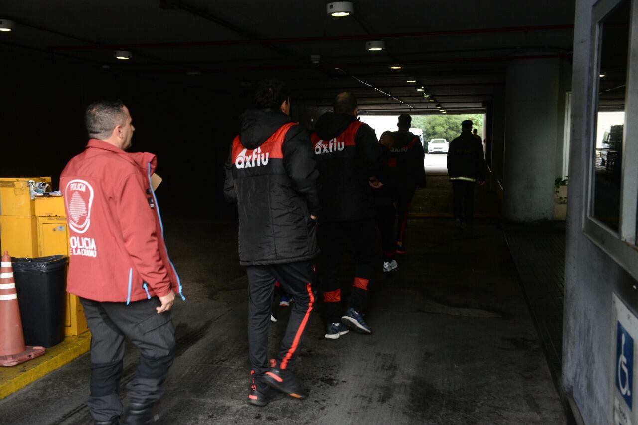 Los jugadores detenidos llegan a declarar. Federico López Claro / Clarín