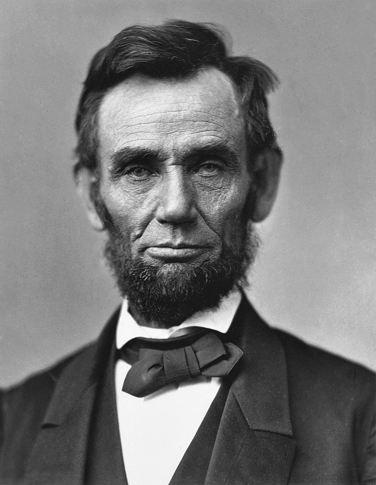 El Presidente Abraham Lincoln emitió la Proclamación de Emancipación el 1ro de enero de 1863, cuando la nación se acercaba a su tercer año de la guerra civil sangrienta. La proclamación declaró “que todas las personas detenidas como esclavos” dentro de los estados rebeldes “son, y en adelante serán libres.”