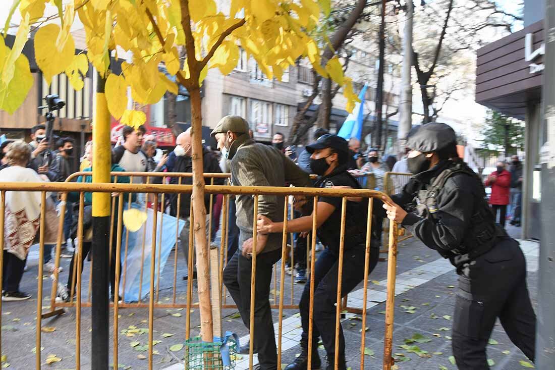 Mendoza 25 de mayo de 2021  Sociedad
Protestas en la esquina de 9 de Julio y Peatonal de Ciudad con banderazo, bocinazos en reclamo a las restricciones por la pandemia, la gente a pesar del vallado logró pasar y llegar hasta Avenida San Martin