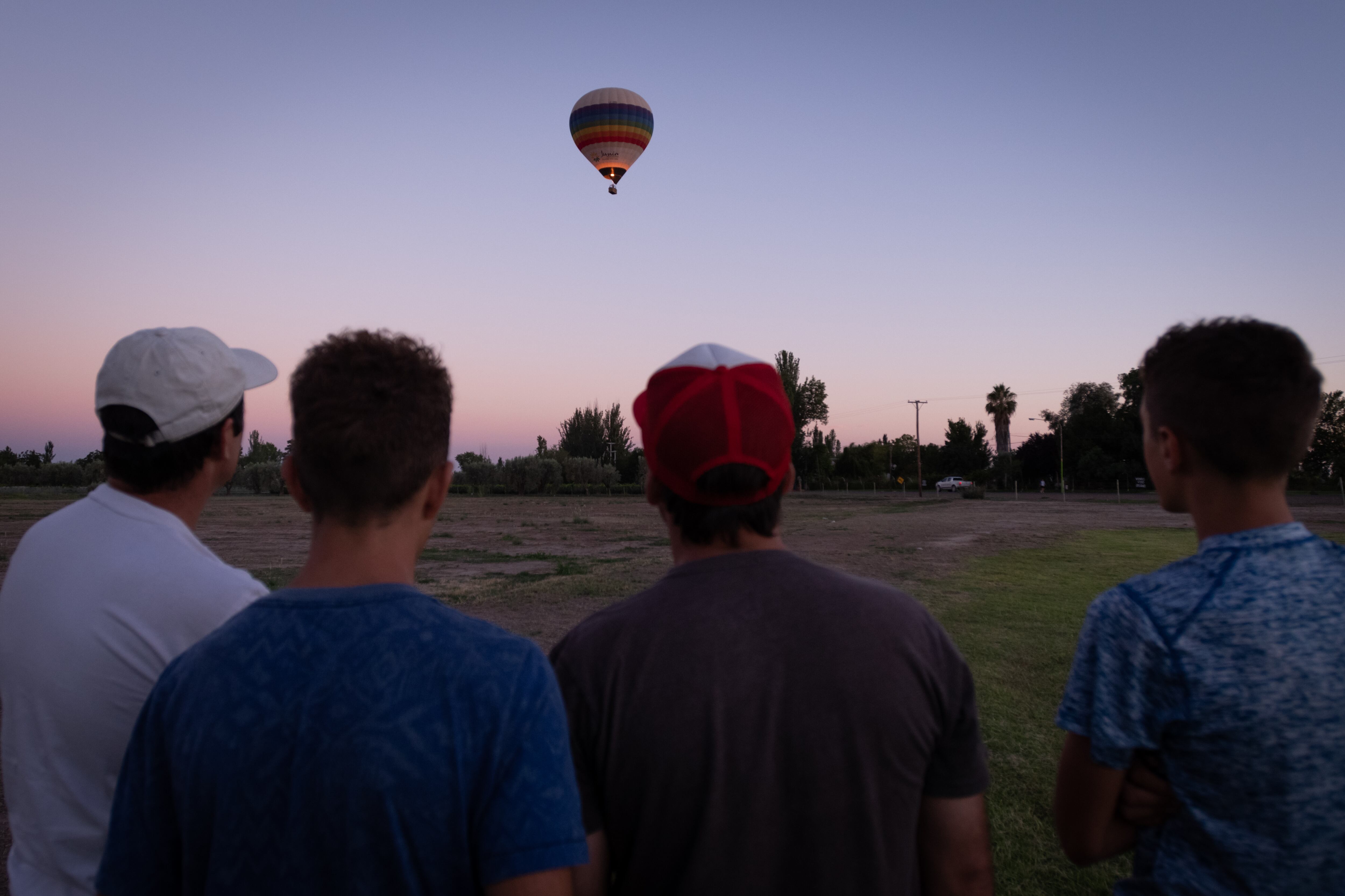 La actividad, desde que comienza el inflado del globo hasta el retorno al campo de vuelo, es de aproximadamente dos horas y media.