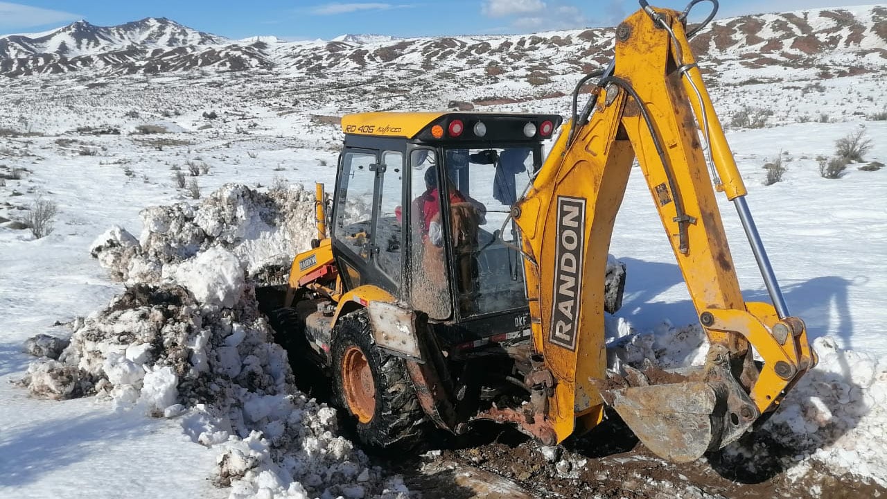 El municipio, grupos solidarios y Gendarmería han continuado ayudando a puesteros que quedaron aislados por la nieve. | Foto: Municipalidad de Malargüe