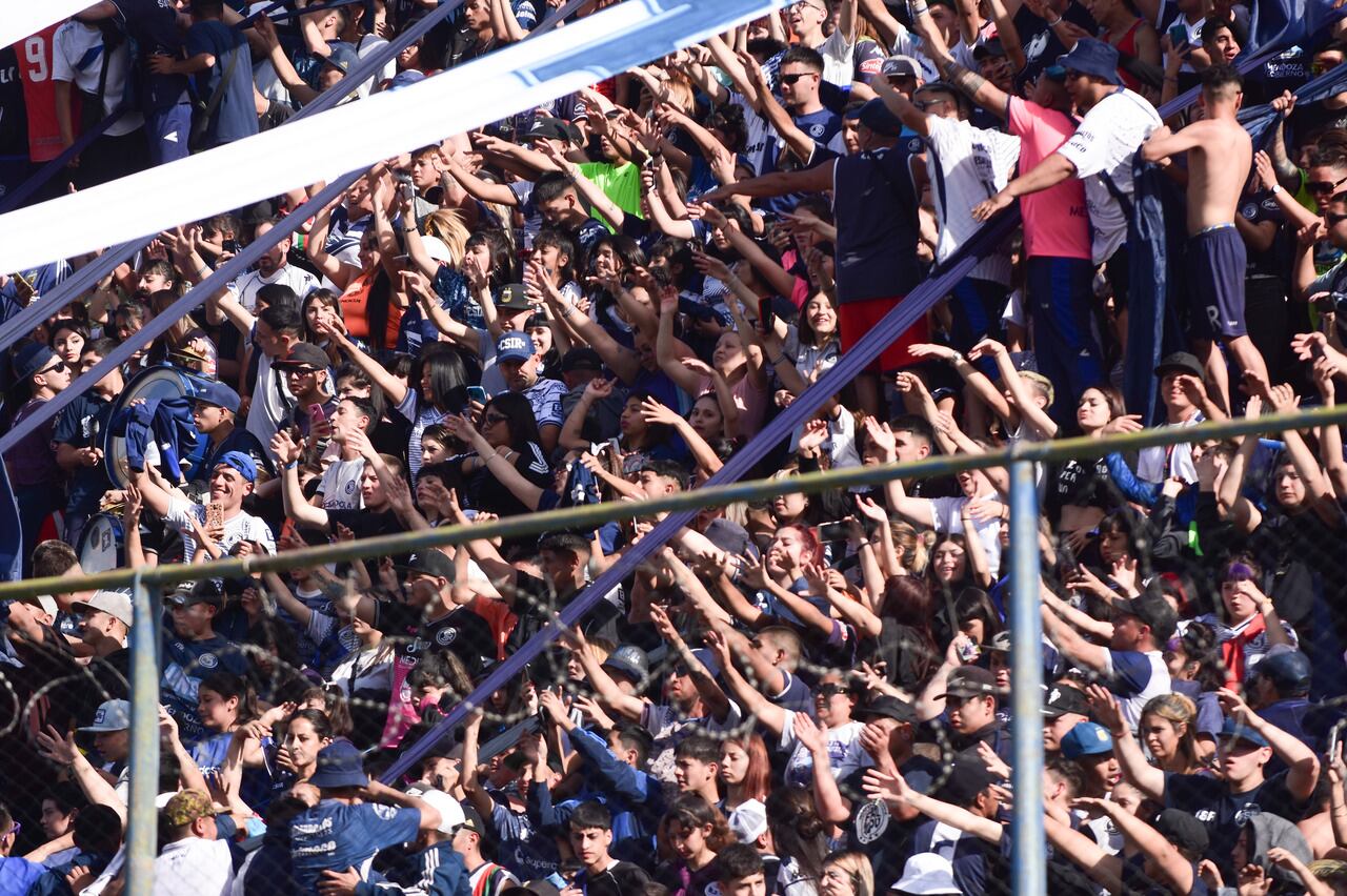 Con un tanto de Quiroga, Independiente Rivadavia le ganó 1-0 a Nueva Chicago y se trepó al noveno escalón de cara al Reducido. / Mariana Villa / Los Andes