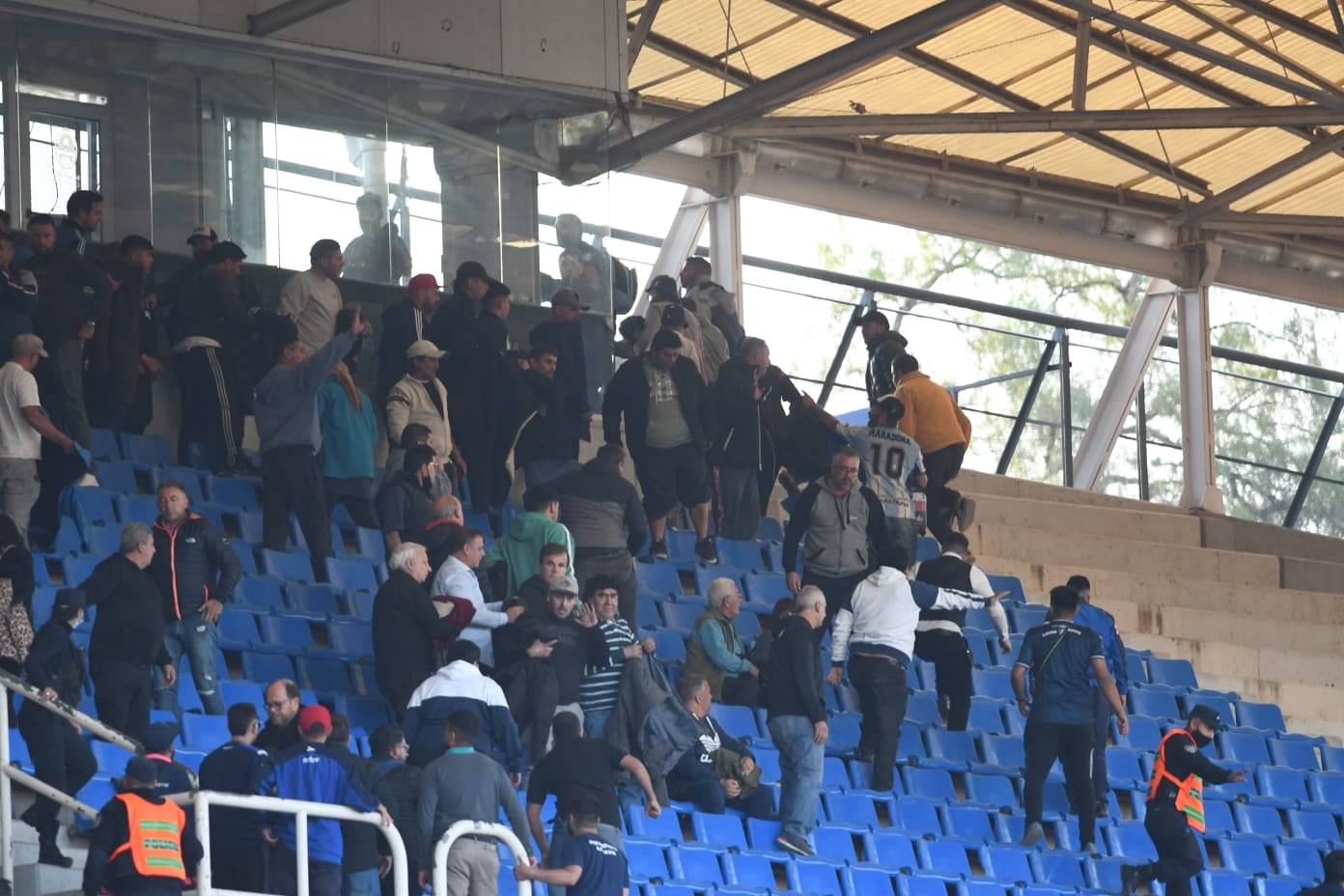 Lamentablemente, después del primer gol de Chacarita, plateistas Azules reaccionaron e intentaron agredir a la gente visitante. Absurdo. / José Gutiérrez (Los Andes).