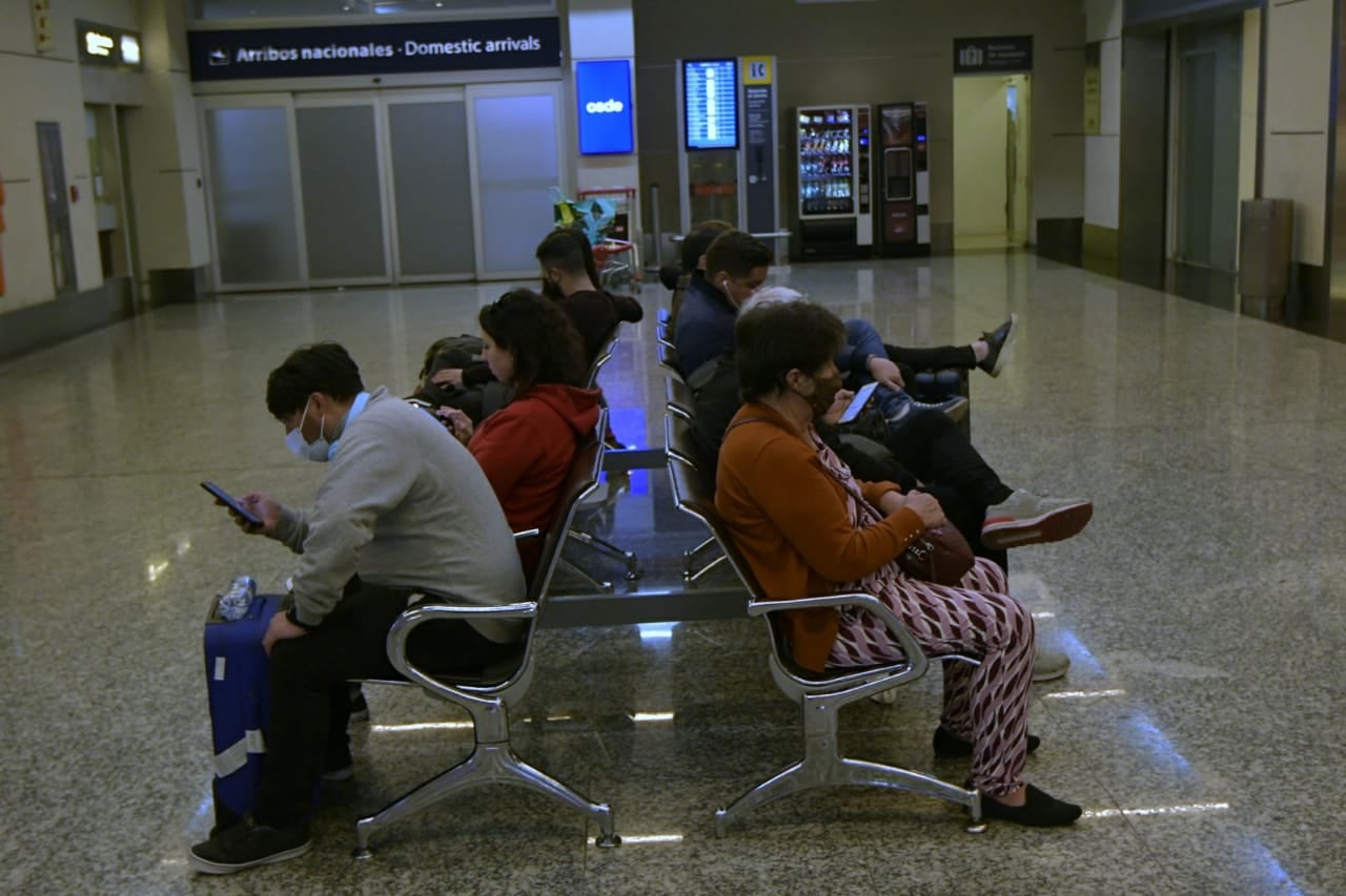 Pasajeros en el aeropuerto El Plumerillo de Mendoza (Orlando Pelichotti / Los Andes)