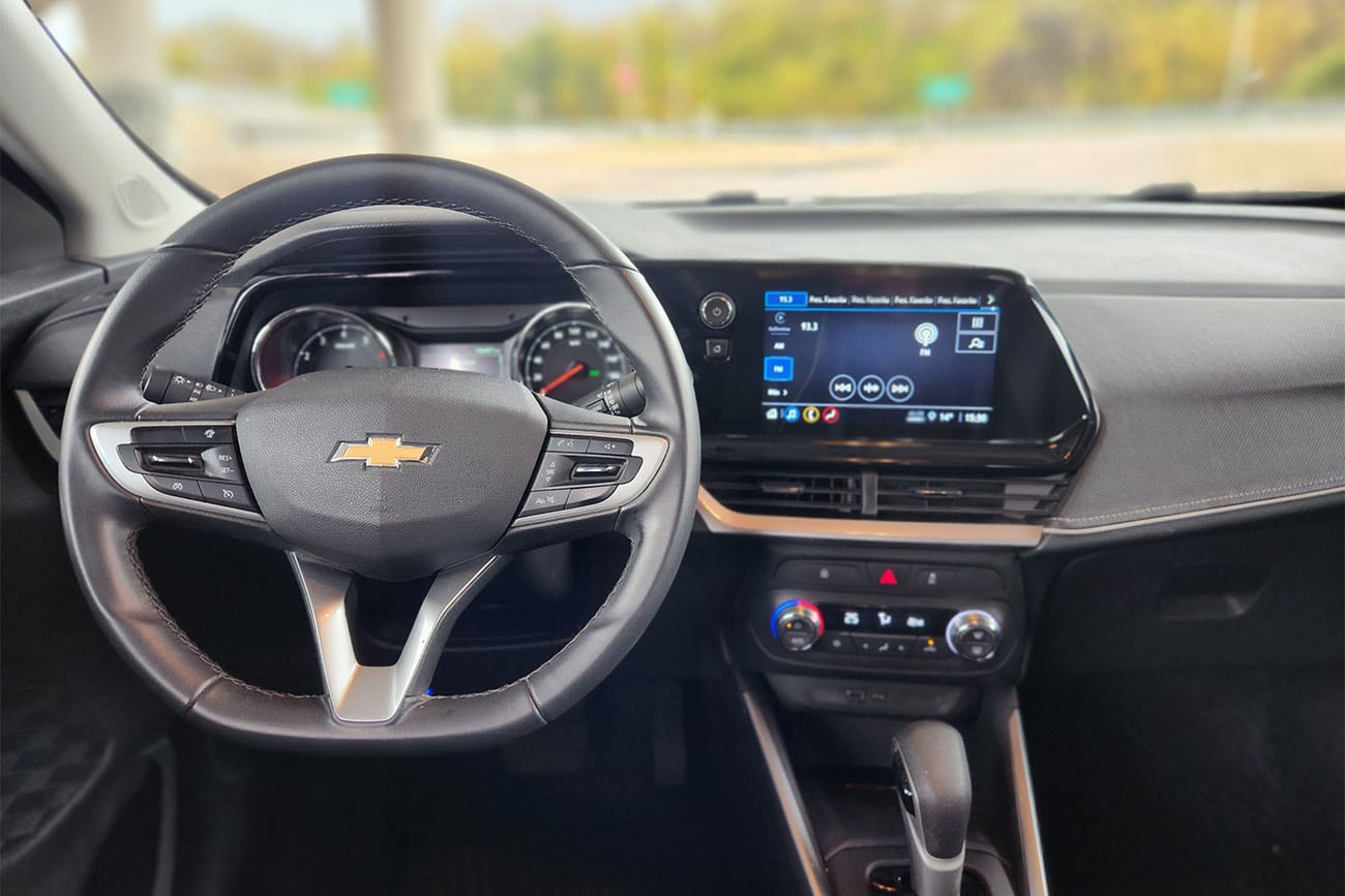 El planteo y la configuración de su interior son idénticos a los que ofrece el Chevrolet Tracker.