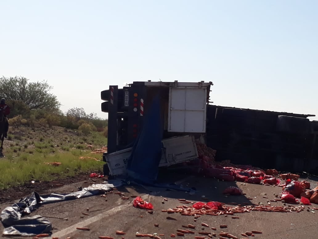 Un camión volcó sobre la ruta 153 y parte de su carga terminó en la ruta. Foto gentileza.