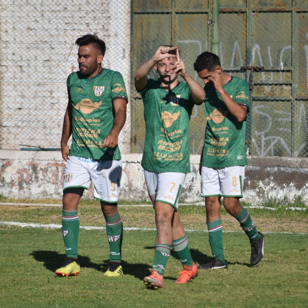 Matías Parronchi, volante ofensivo del Guayma, festeja con dedicatoria su segundo gol en el clásico ante Argentino. / Gentileza Prensa Guaymallén. 