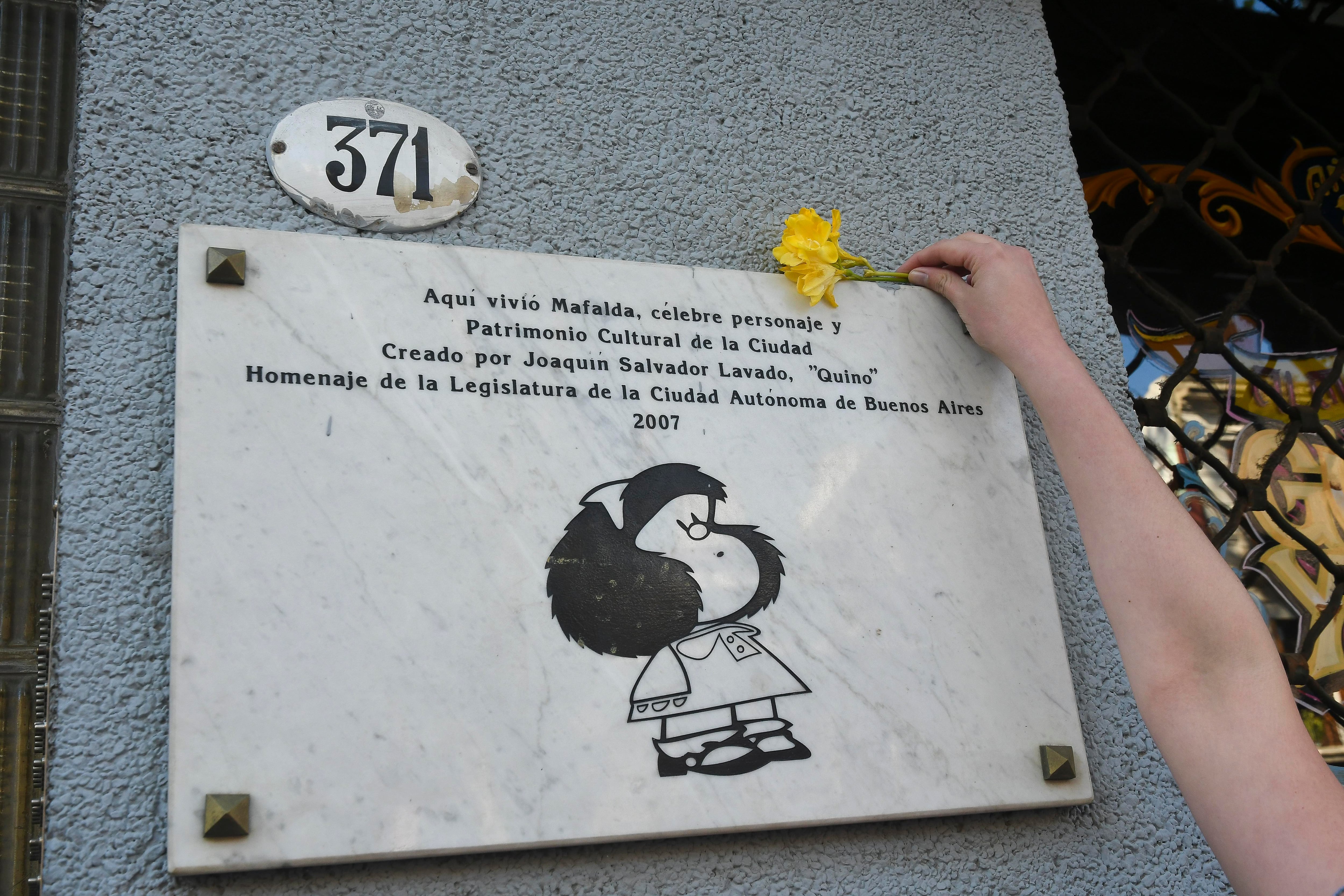 En el edificio donde vivía Quino en Buenos Aires recibió homenajes para su creador.