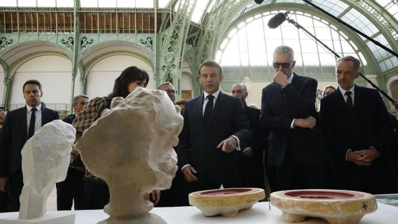 El presidente francés, Emmanuel Macron (c), durante su visita al Grand Palais. EFE/EPA/Yoan Valat