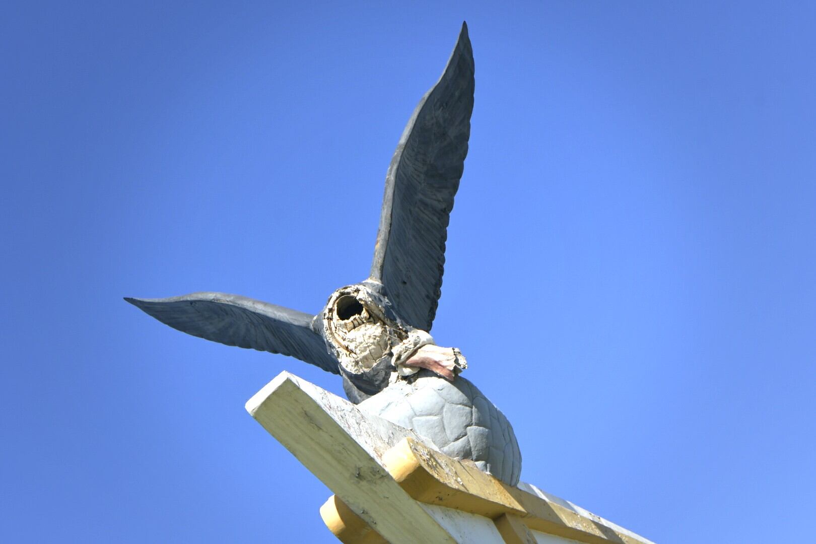 El monumento al cóndor en el Acceso Este (Guaymallén) quedó sin cabeza tras la tormenta de granizo del 23 de febrero