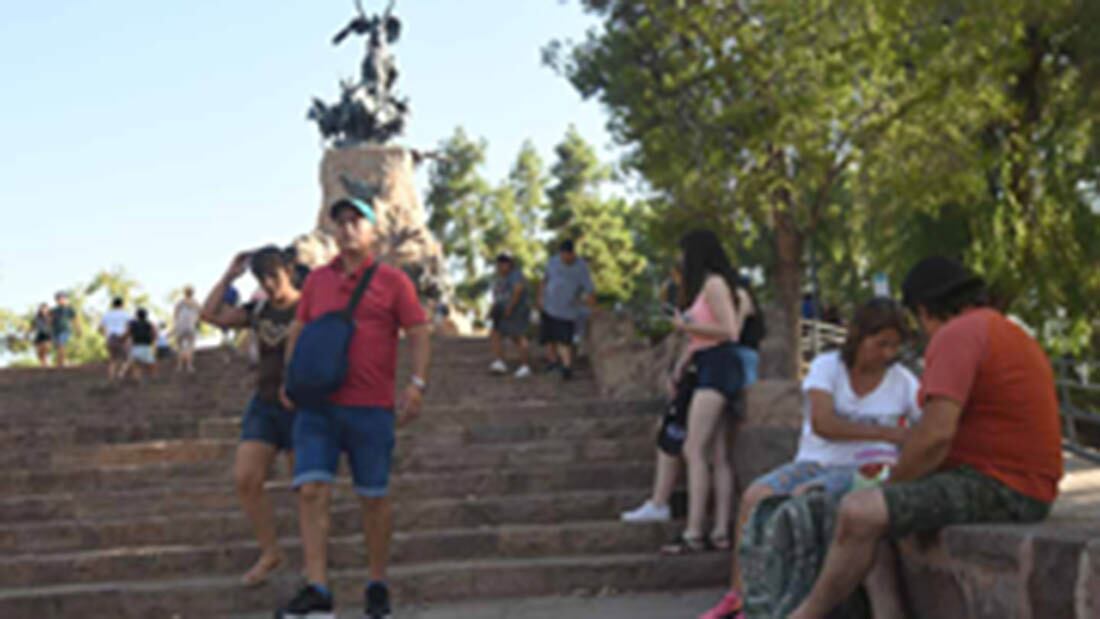 Turismo en Mendoza
Turistas visitando el Cerro de la Gloria 
Foto: José Gutierrez / Los Andes