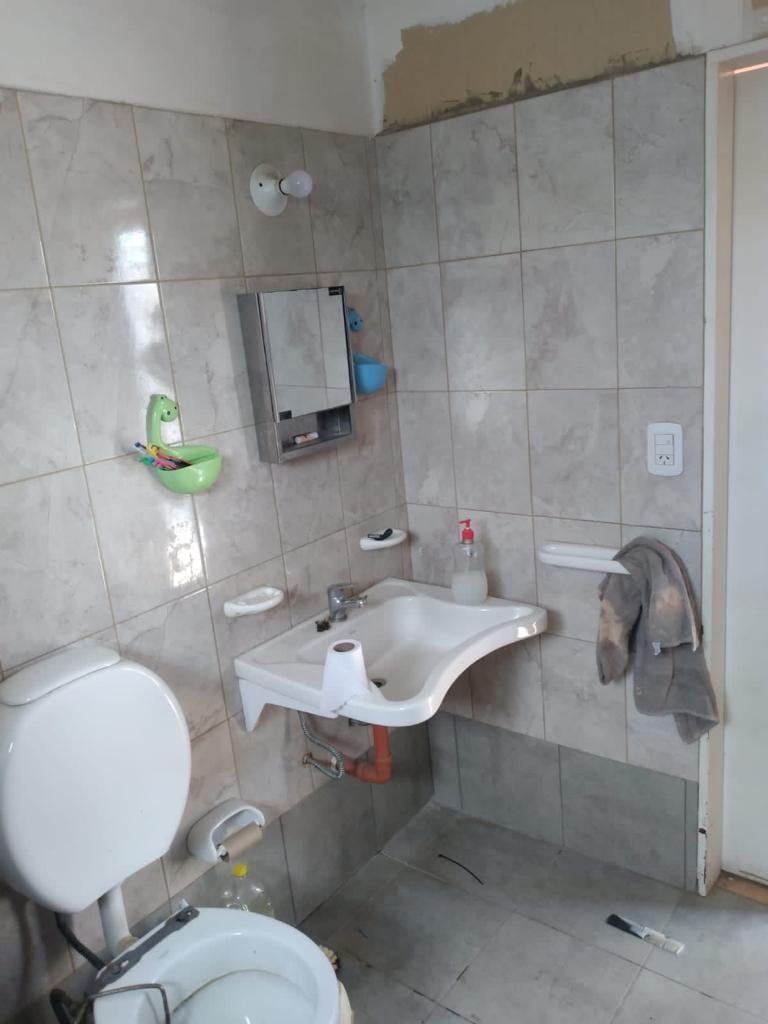 El baño adaptado para Franco en su casa de Phillips. Foto: Prensa Municipalidad de Junín.