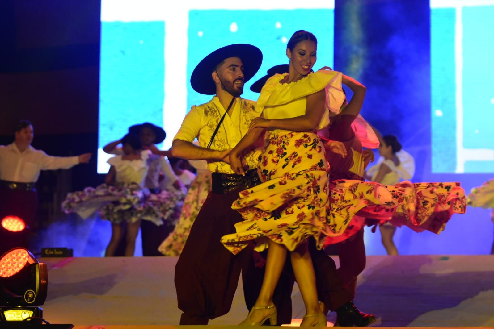 La celebración de Las Heras se llamó “Racimo de héroes” e hizo un homenaje a su historia y sus trabajadores en el escenario. Foto: Mariana Villa / Los Andes