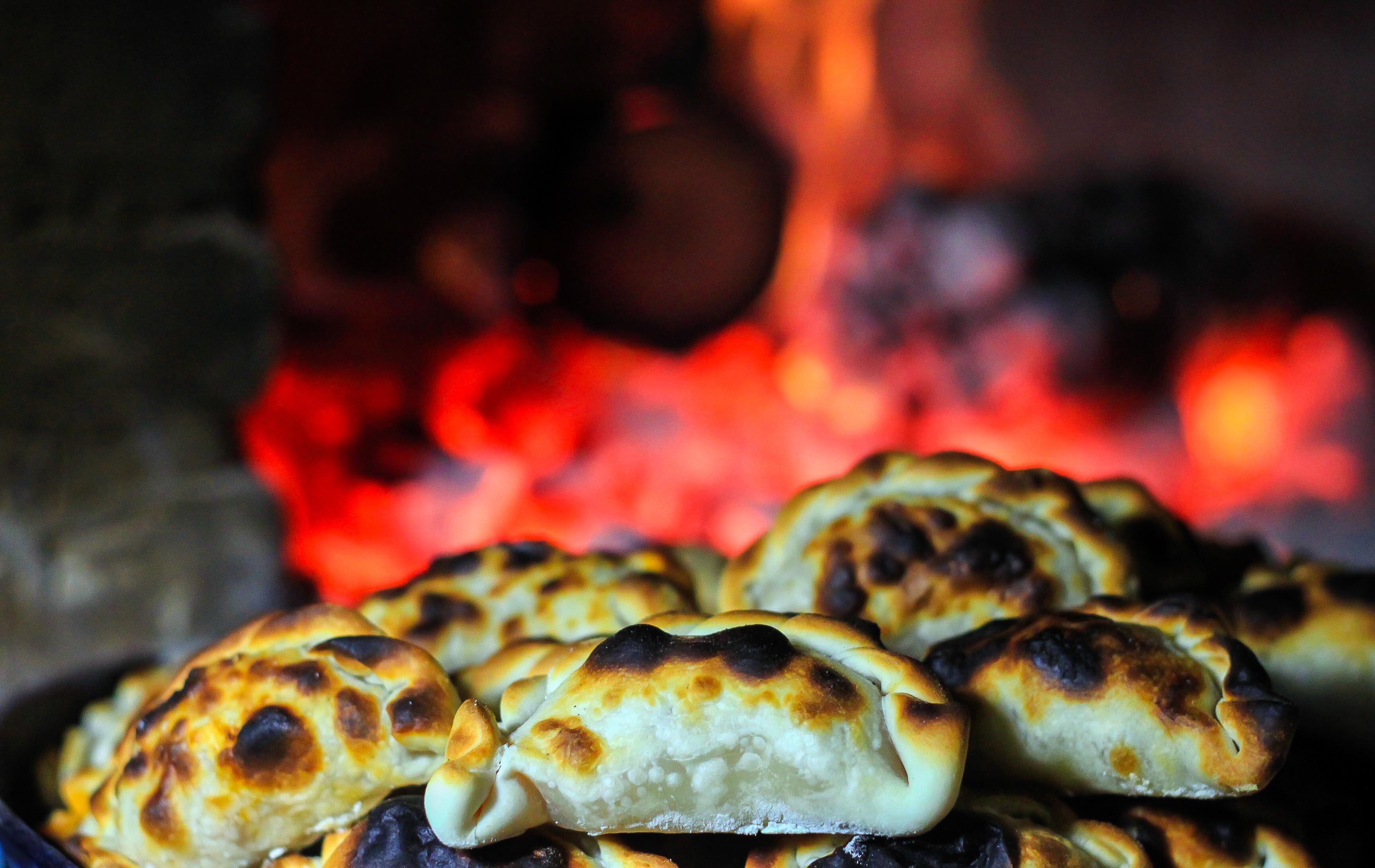 Uno de los secretos de la empanada tucumana es que se elabora con carne de matambre cortada a cuchillo, aunque es “la mano” de la empanadora la que le da el toque final. 