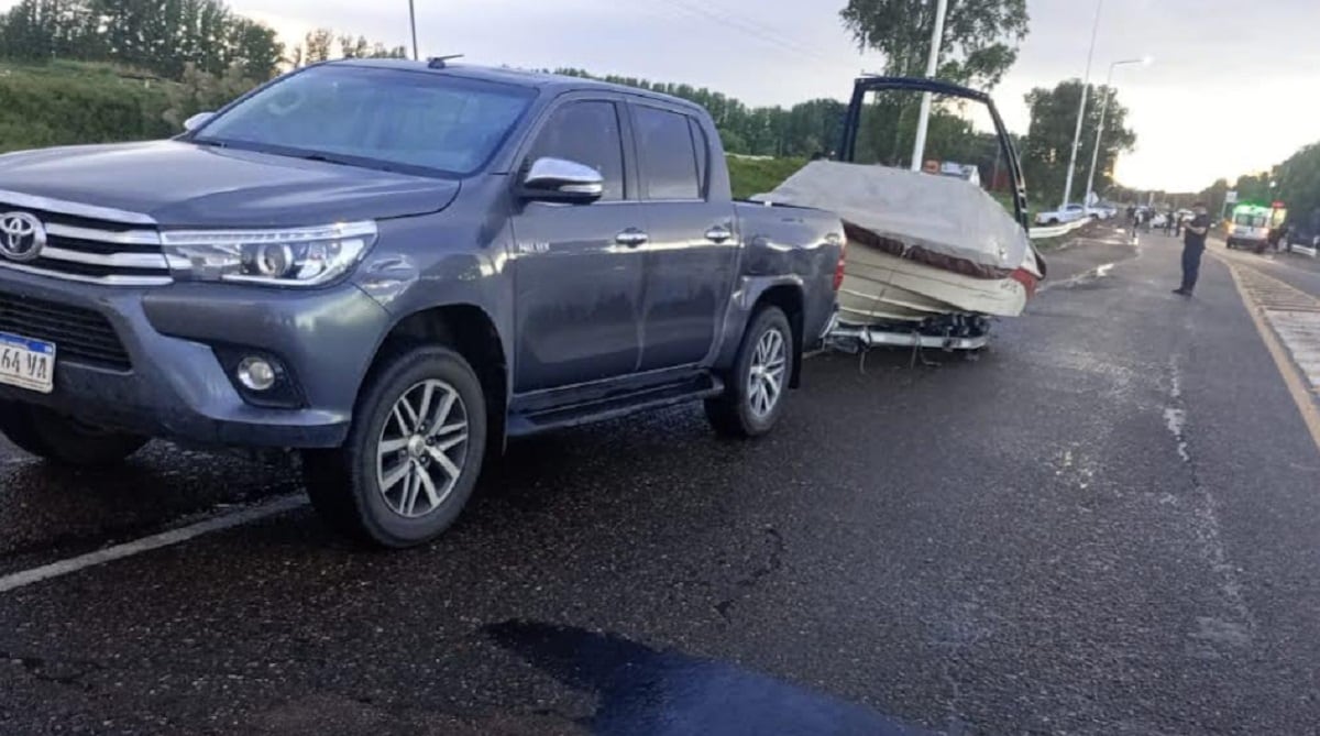 Choque con dos menores lesionados en General Alvear. Así quedó la Hilux colisionada de frente. (Prensa Ministerio de Seguridad)