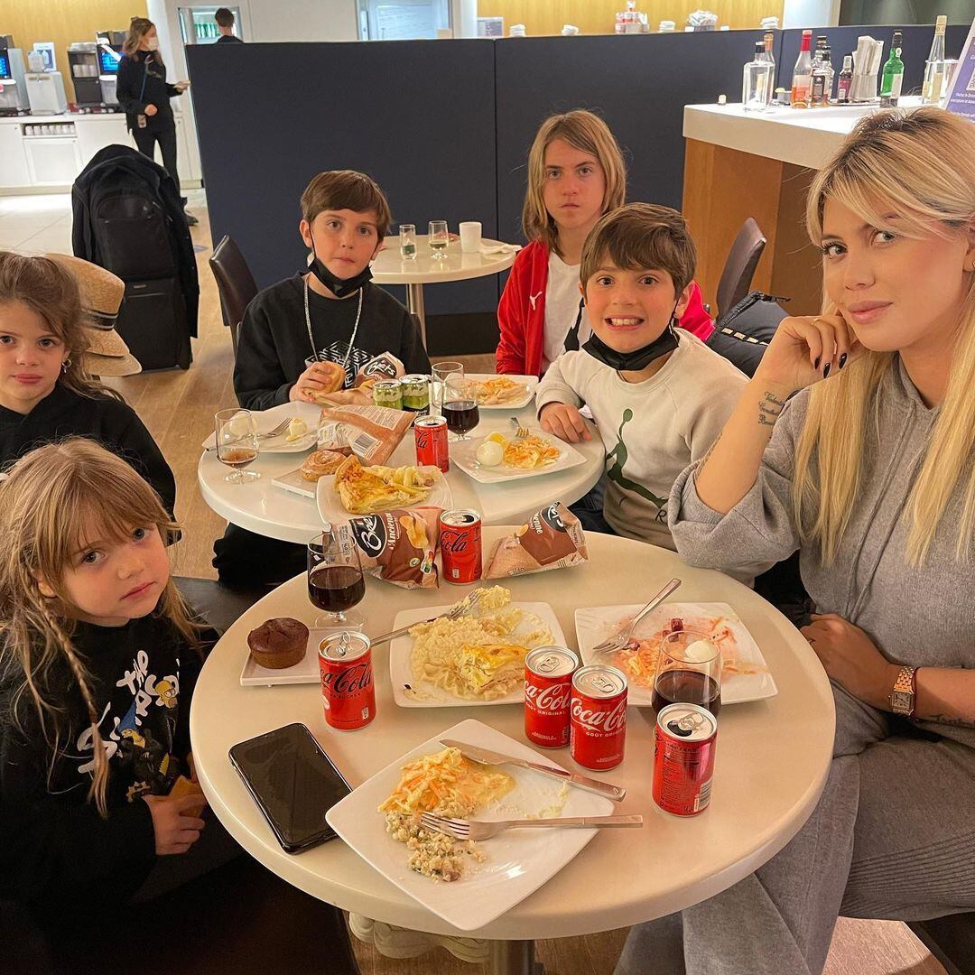 Wanda Nara aprovechó el aeropuerto de París para posar junto a sus hijos