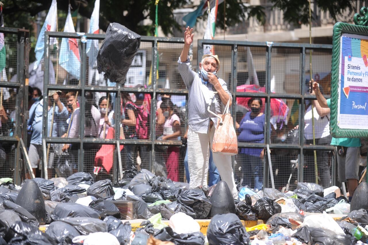 Tiran basura en el congreso