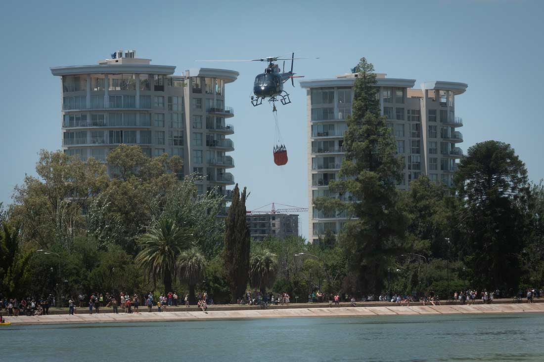 112 Aniversario del Club Mendoza de Regatas
Exhibición Aérea y acuática en el Lago del Parque general San Martín.  Foto Ignacio Blanco