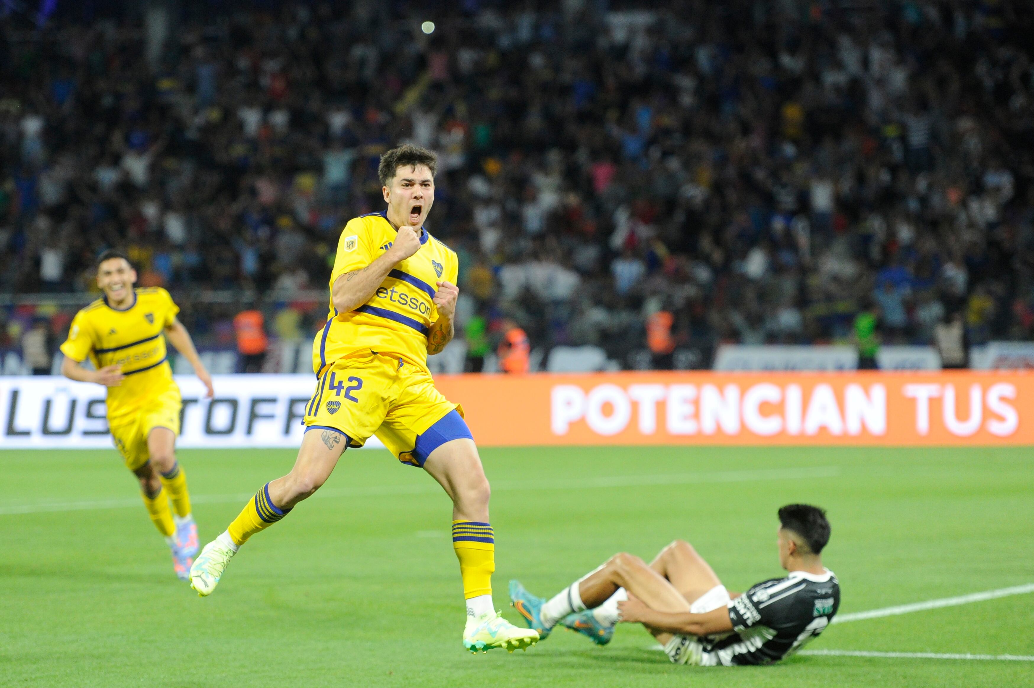 Blondel festejando el gol de de Boca a Central Córdoba en Santiago del Estero por fecha de la Copa