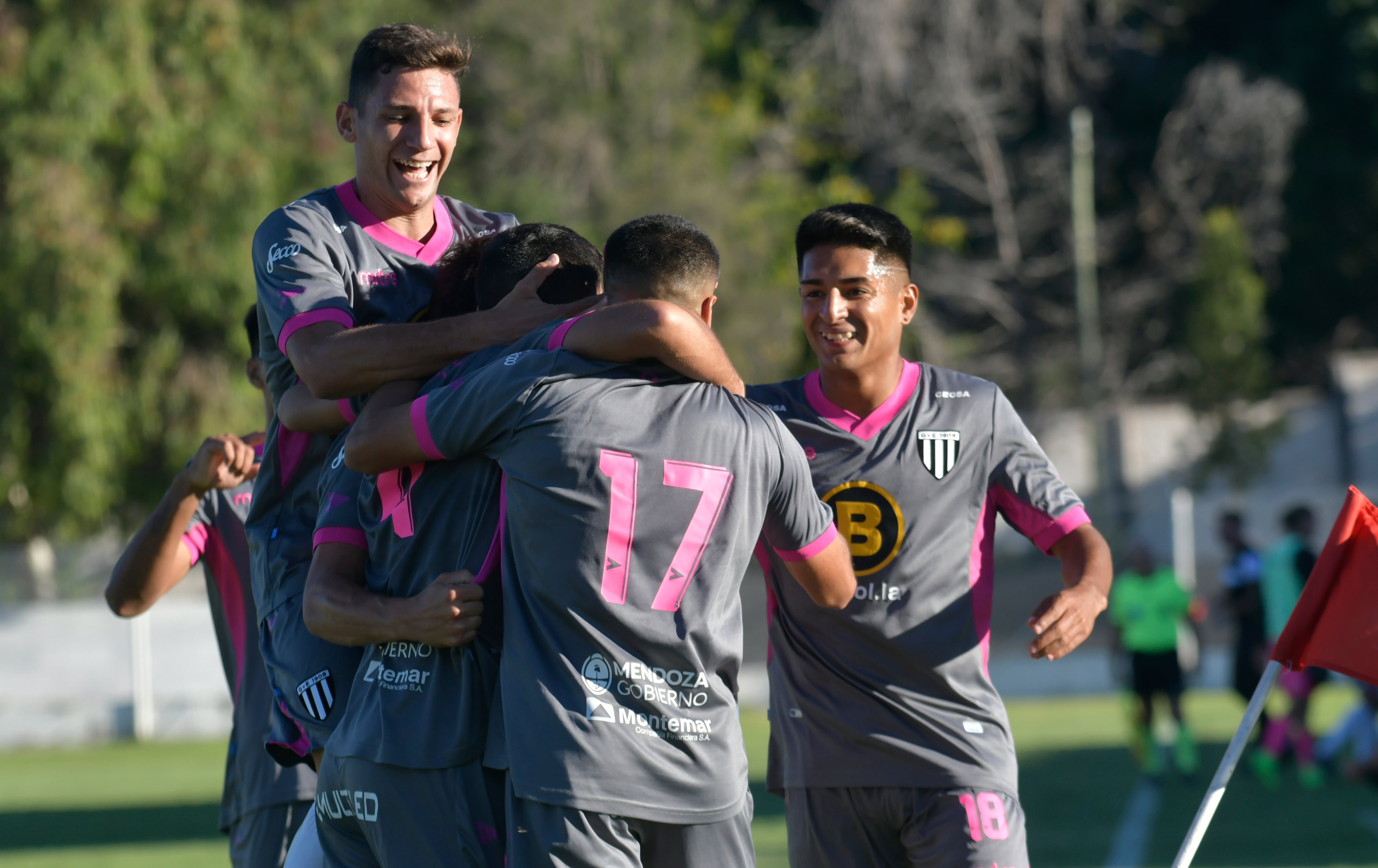 Mendoza 11 de abril  2021 Deportes
Futbol AFA, Primera Nacional.
El Lobo (Club Gimnasia y Esgrima)  de Diego Pozo fue de menor a mayor y logró su cuarto triunfo en el certamen al derrotar al conjunto bonaerense por 3-1 con goles de Mondino, Leguizamón y Garrido. Con esta victoria, el Lobo es líder junto a Tigre con 12 puntos. 

Foto:Orlando Pelichotti / Los Andes

