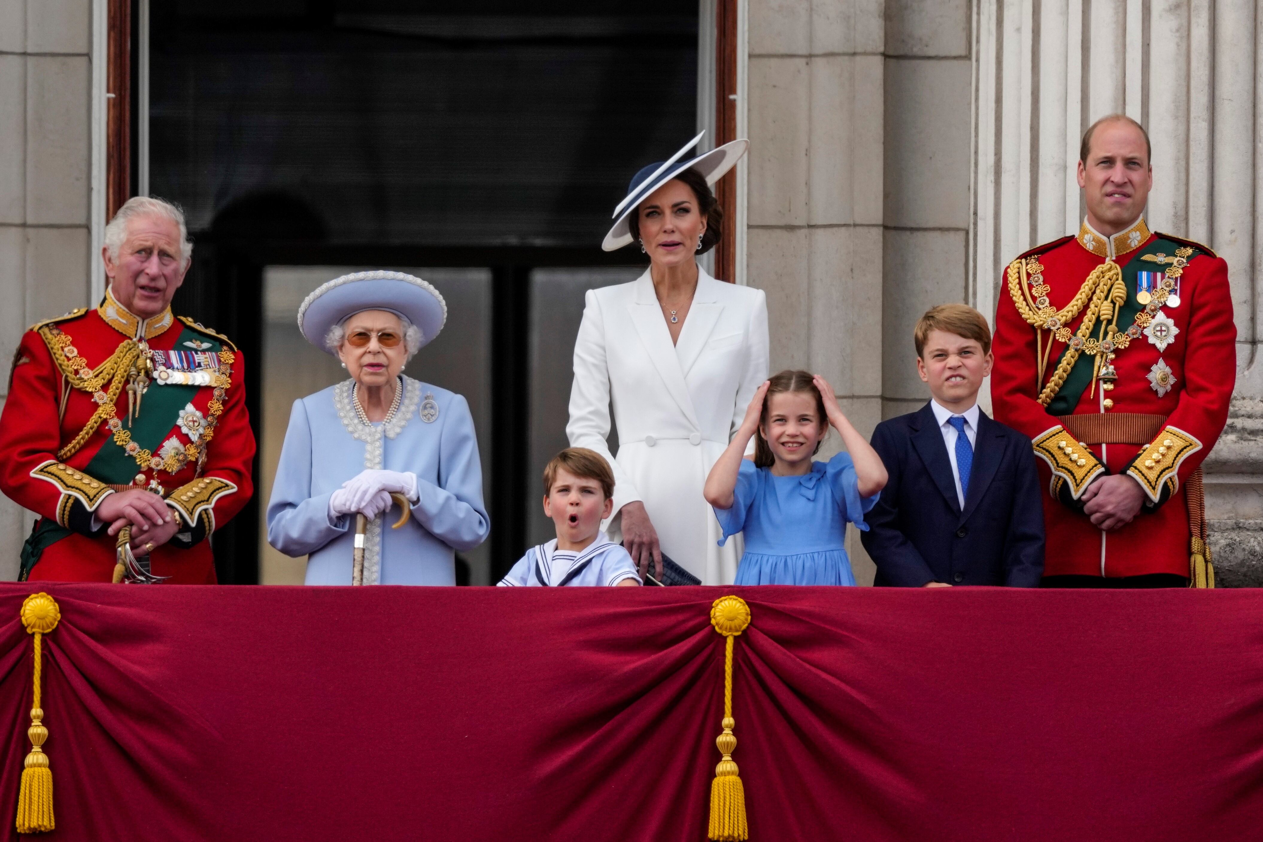 Isabel II, aclamada en unos festejos del jubileo destinados a redorar la imagen de la monarquía