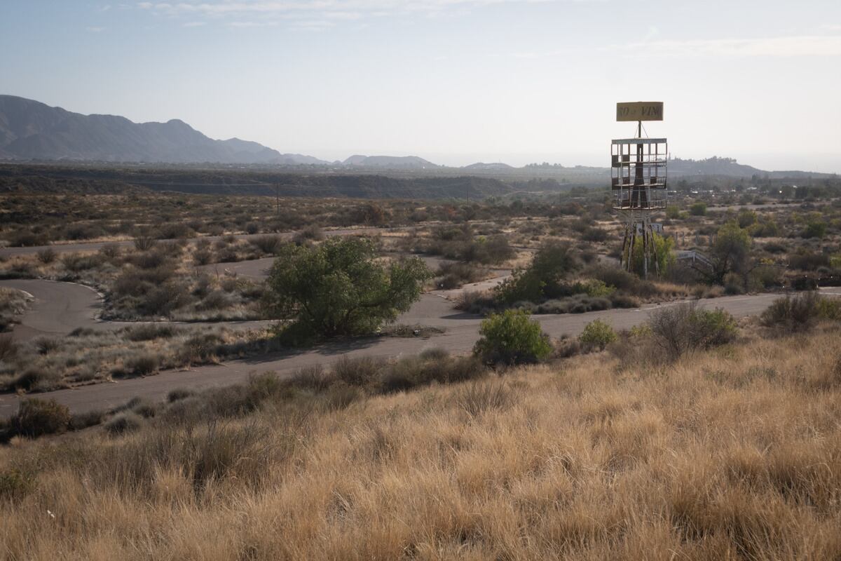 Vista del ex autódromo General San Martín de la ciudad de Mendoza. A la derecha se observa lo que queda de la torre de control. Allí piensan levantar la nueva Ciudad Deportiva de Independiente Rivadavia. 
Foto: Ignacio Blanco / Los Andes  