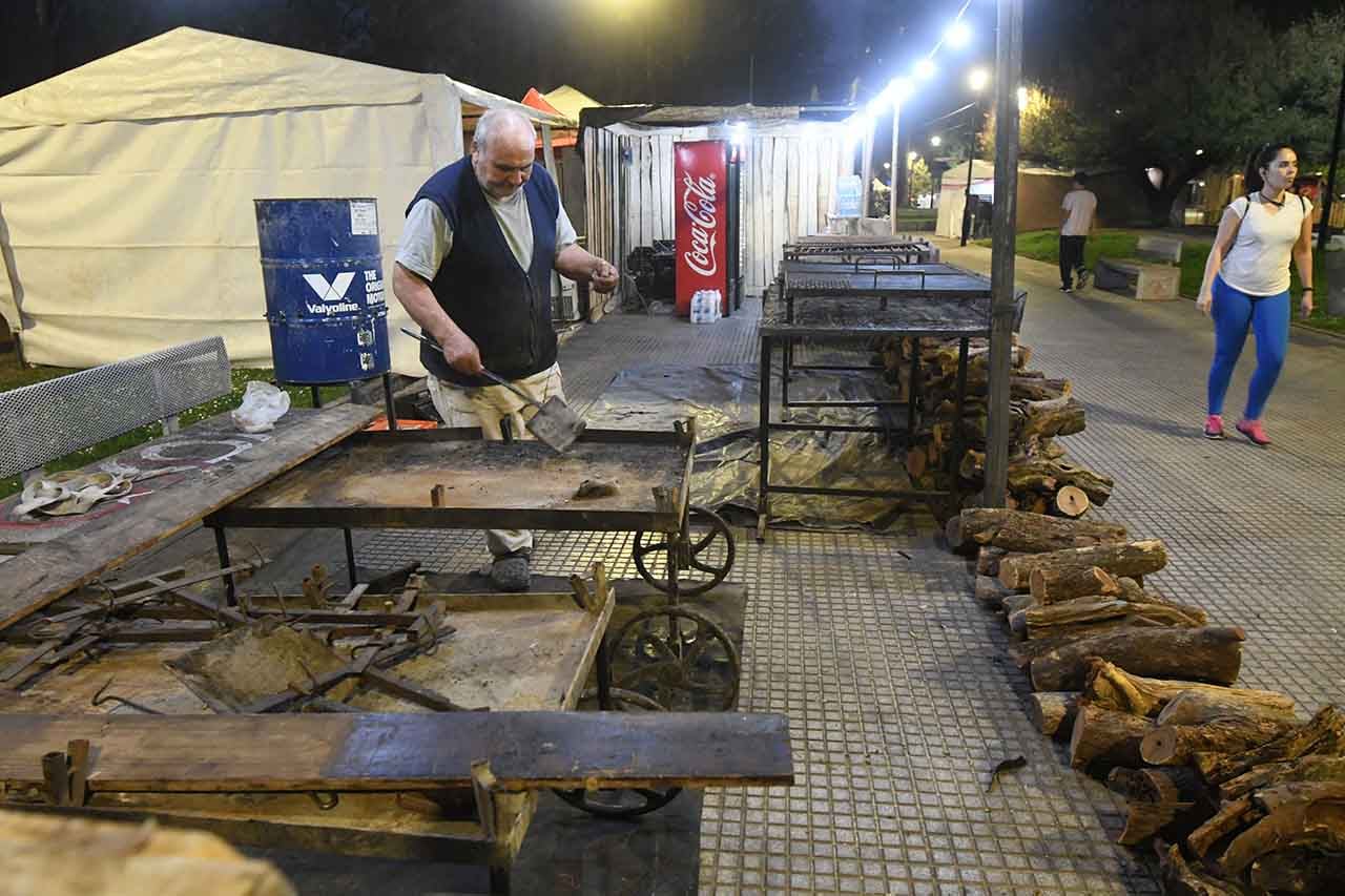 Preparativos en la plaza Chile de Ciudad. | Foto: José Gutiérrez / Los Andes