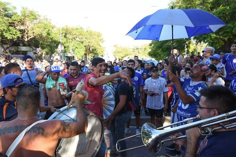 Alrededor de tres mil personas se reunieron para despedir a su ídolo. Foto: Mariana Villa / Los Andes