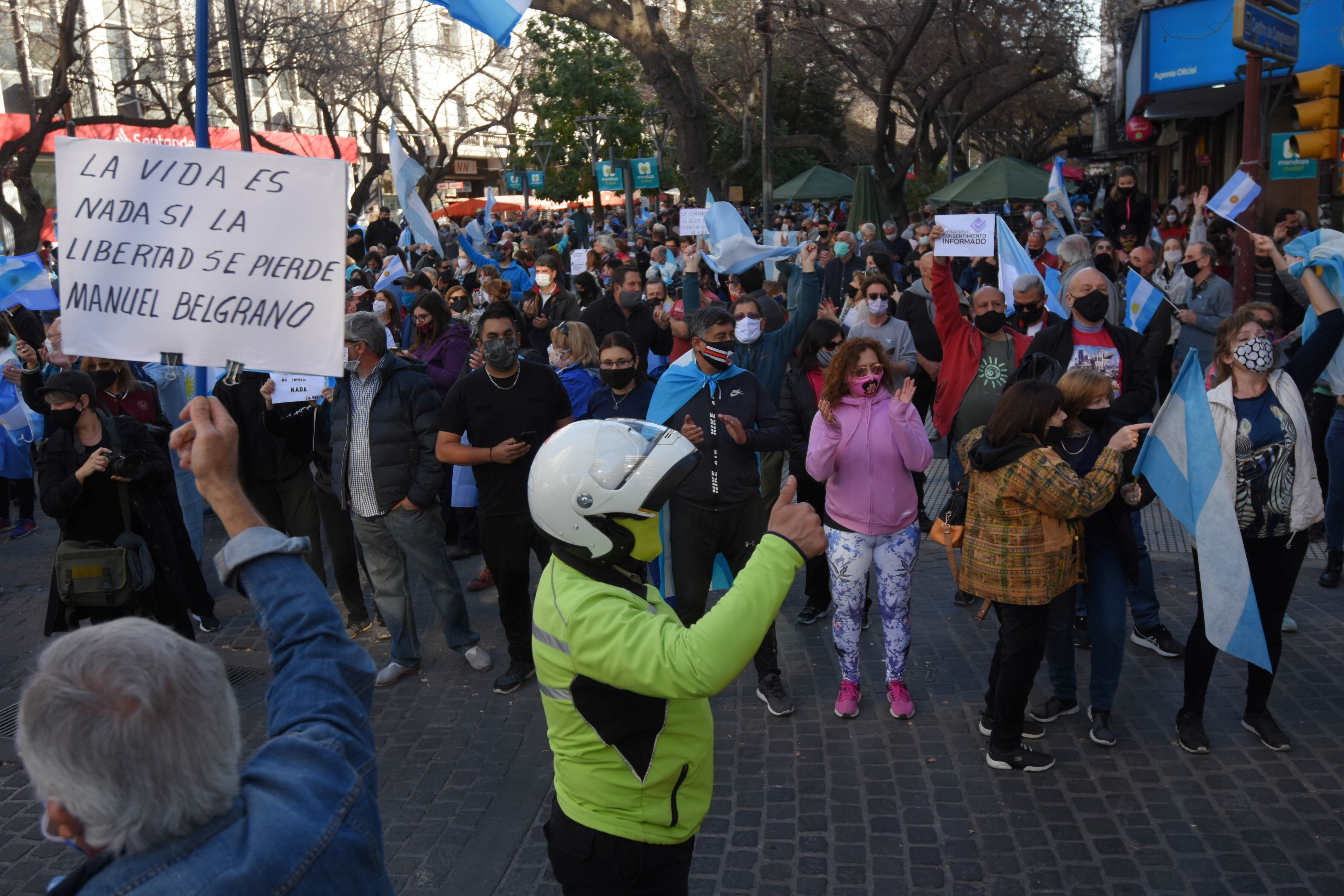 Un oficial intenta ordenar el tránsito en la calle San Martín donde se autoconvocaron miles de mendocinos.