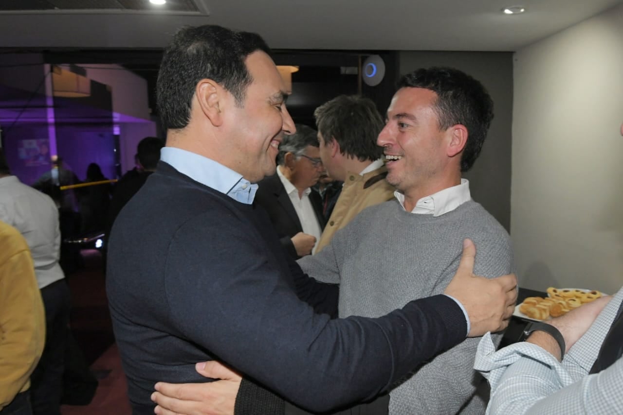 El cordobés Rodrigo De Loredo junto al gobernador de Corrientes, Gustavo Valdés en el búnker de Cambia Mendoza - Elecciones Generales 2023. Foto: Ignacio Blanco.