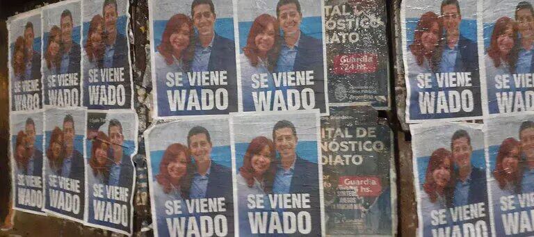 "Se viene Wado", los sugestivos afiches sobre la posible candidatura a presidente de Wado de Pedro.