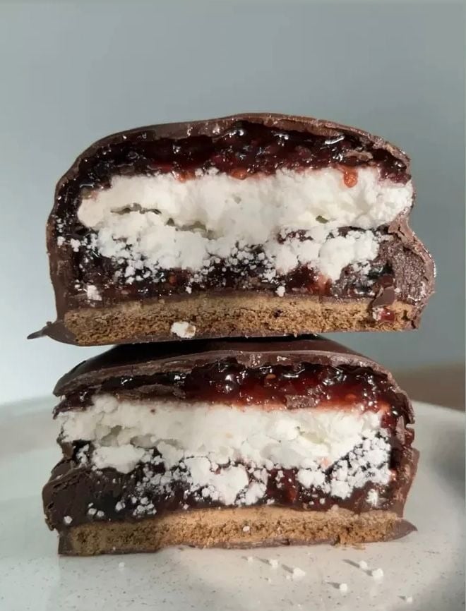 El Mejor Alfajor del Mundo: Sr. Alfajor - Monte Grande, Buenos Aires.
"Alfajor con cobertura de chocolate negro al 70%, con frambuesas liofilizadas, ganache semi amargo, merengue y volcán de frambuesa". Foto: Mundial del Alfajor. 