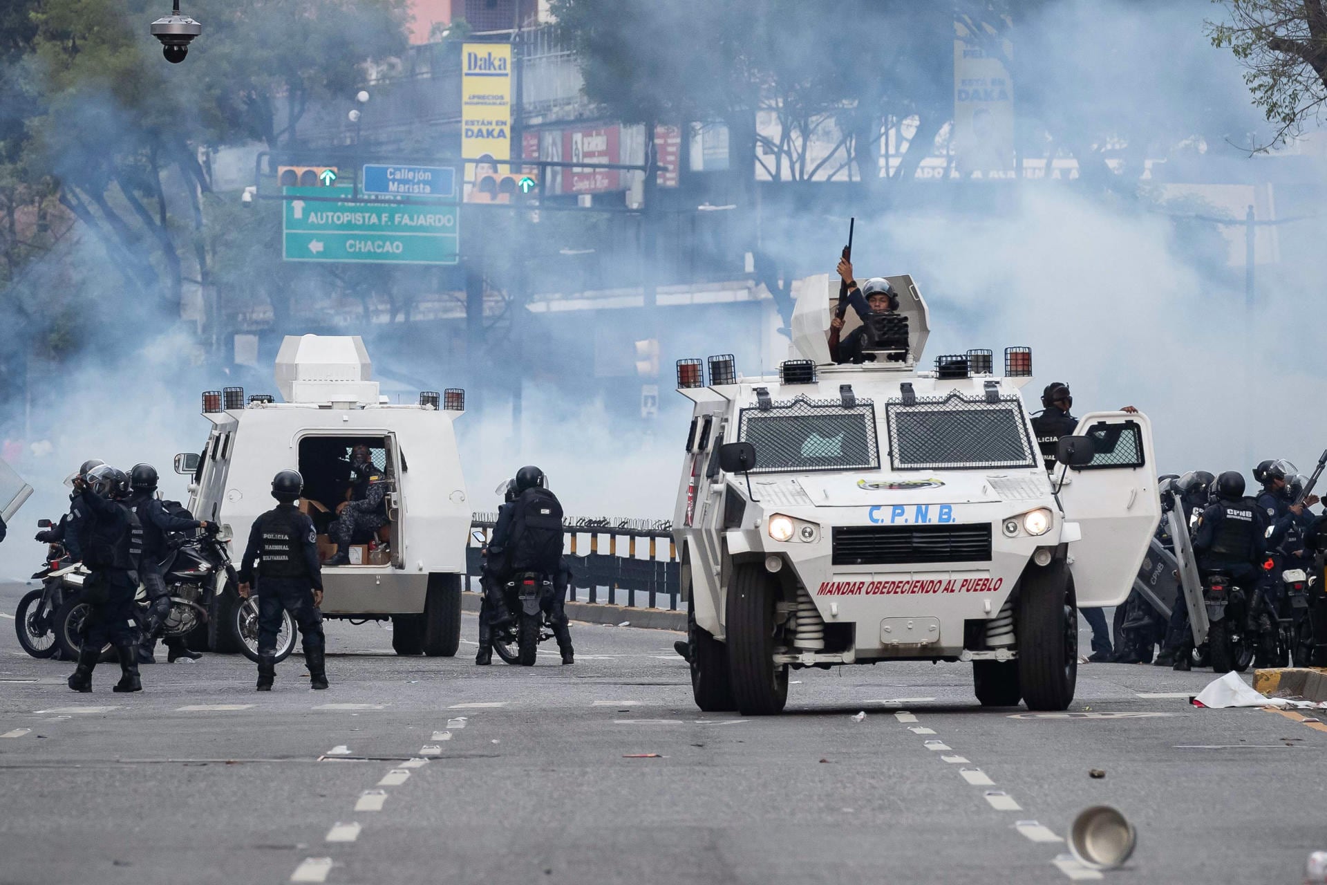 Integrantes de la Policía Nacional Bolivariana (PNB) enfrentan a manifestantes opositores este lunes, durante una protesta contra de los resultados de las elecciones presidenciales, en Caracas (Venezuela). Foto: EFE/ Ronald Peña R.