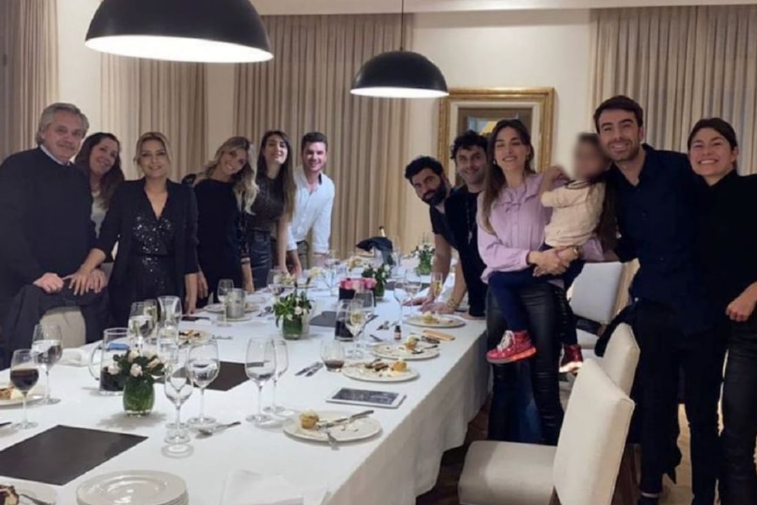 Esta foto de la fiesta de cumpleaños de Fabiola Yáñez con Alberto Fernández generó un escándalo y una causa judicial aún sin resolver. 