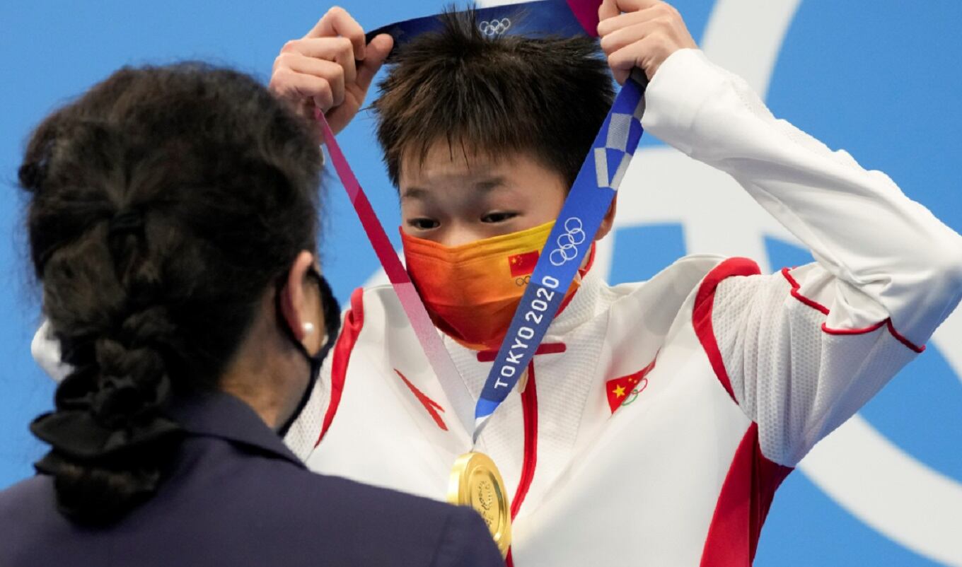 Quan Hongchan se llevó el oro en la categoría plataforma 10 metros femenina - 