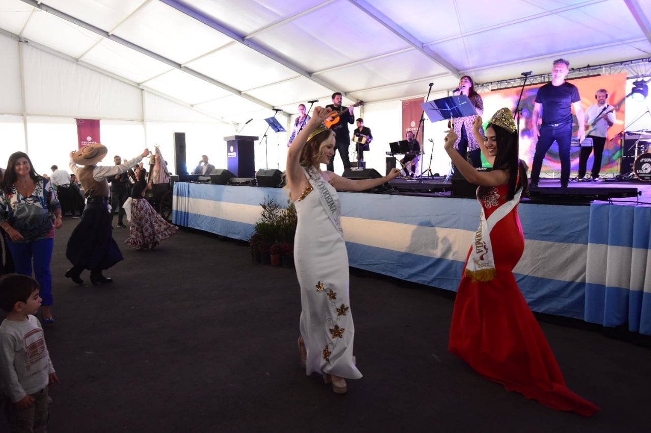 La reina nacional de la Vendimia, Natasha Sánchez, y la virreina, Giuliana Pilot, no dudaron en sumarse a la celebración