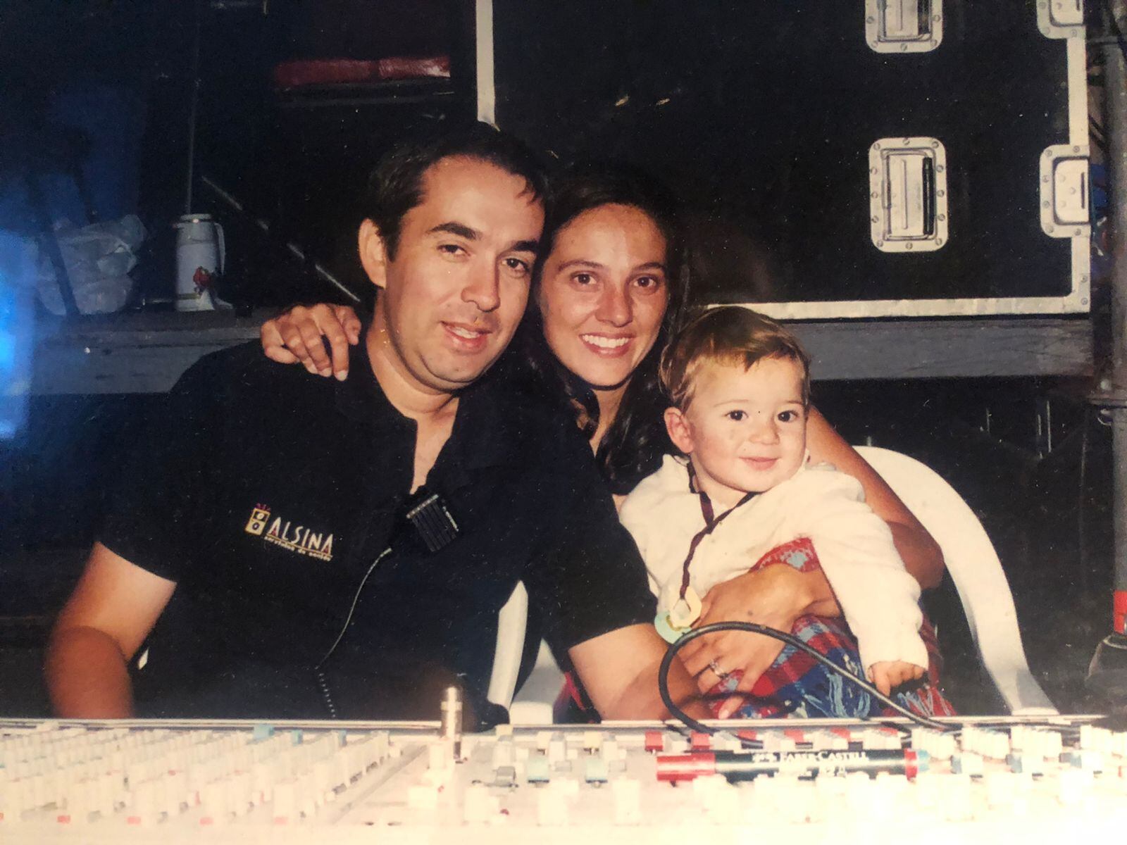 El director general de Vendimia en sus tiempos como sonidista, profesión que aún mantiene. En la foto, junto a su esposa, Laura Fuerte (guionista y directora de vendimias) y el hijo de ambos, Juan.