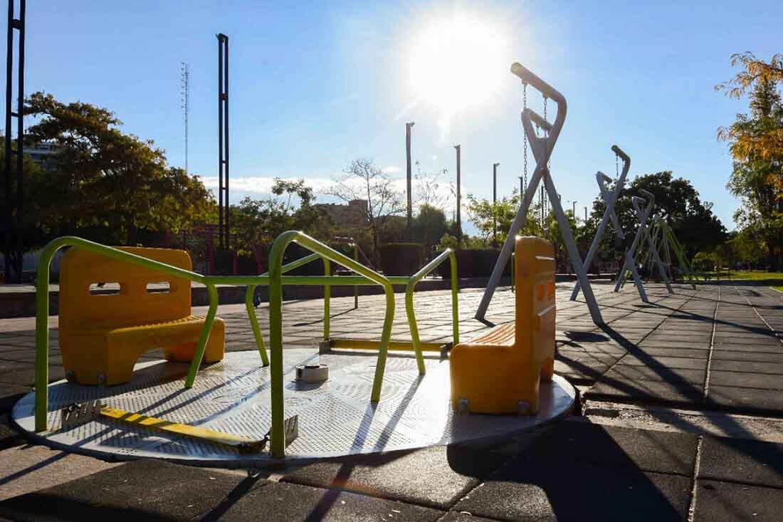 El parque central de Ciudad, totalmente vacío, debido a las medidas de aislamiento.