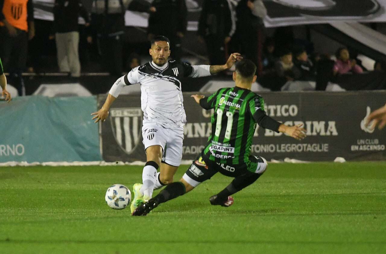 Fútbol Primera Nacional Gimnasia y Esgrima de Mendoza vs. Nueva Chicago
Foto:José Gutierrez/ Los Andes 


