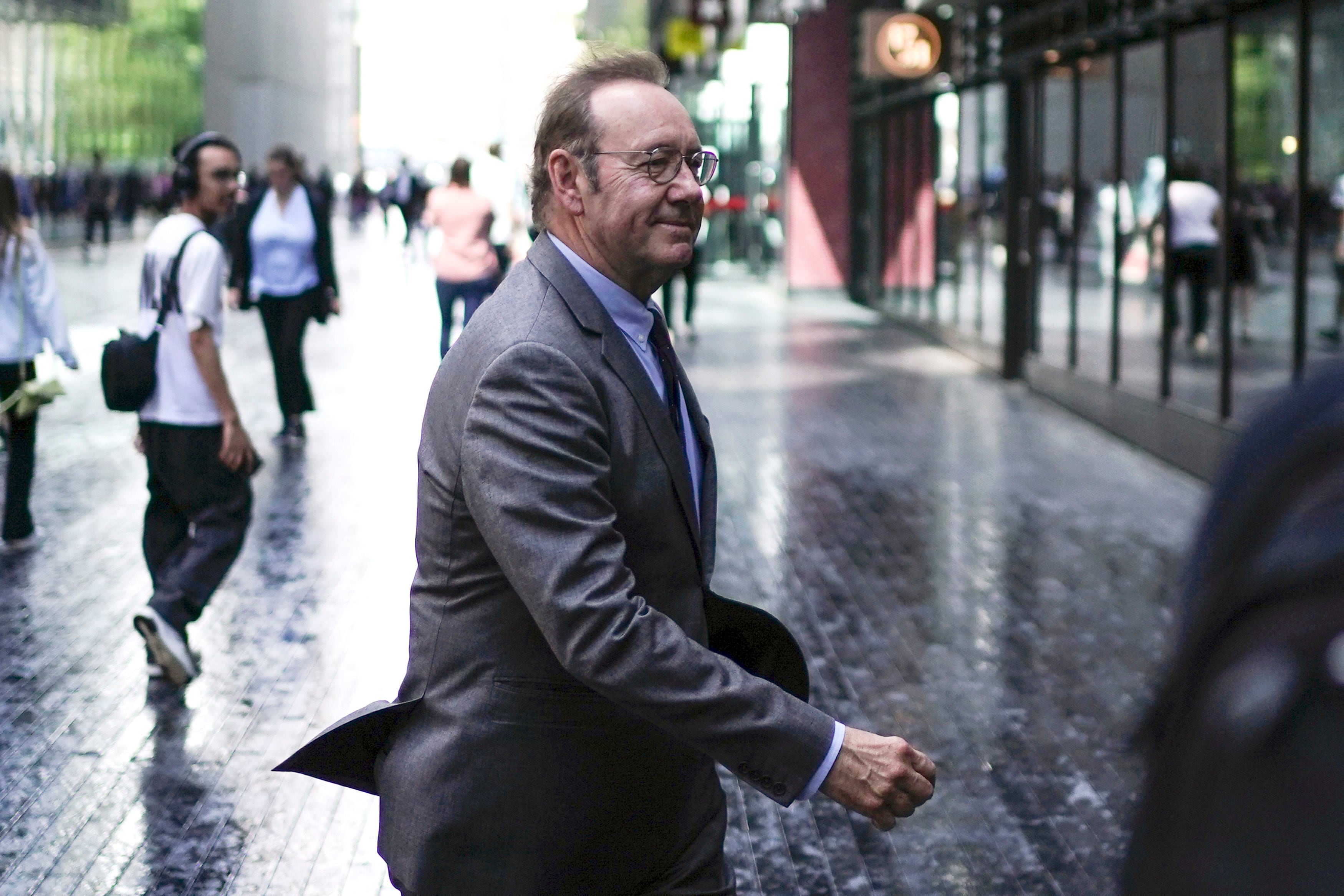 El actor Kevin Spacey camina afuera del Tribunal de la Corona en Southwark, Londres, el lunes 17 de julio de 2023 (Jordan Pettitt/PA vía AP)