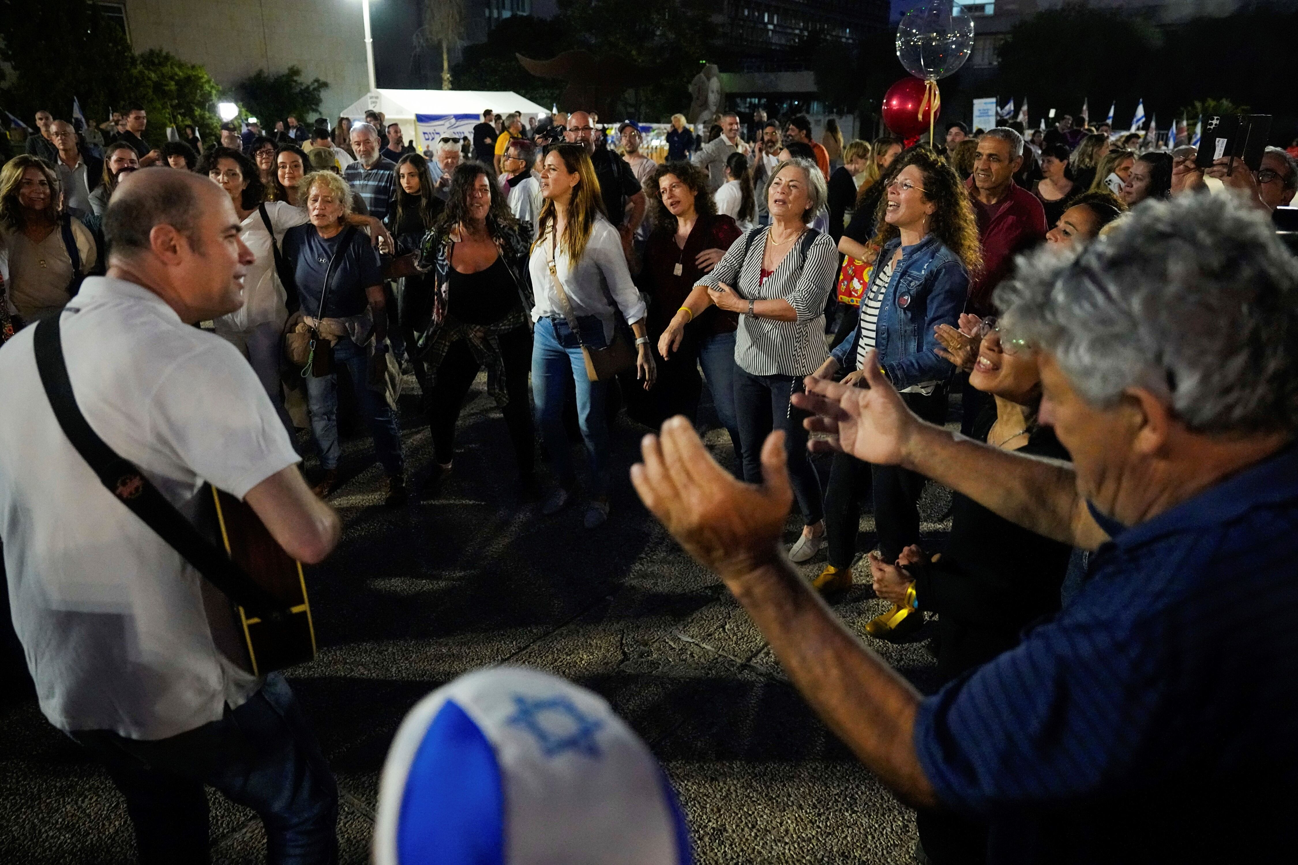 Liberan a rehenes. Júbilo en Israel. (AP)