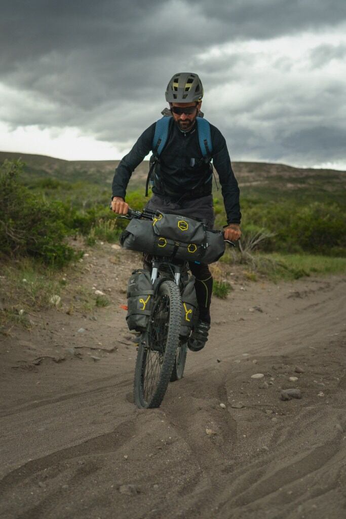 El ciclista debe enfrentar diversos terrenos, a veces, huellas muy complicadas hasta poder llegar a destino.