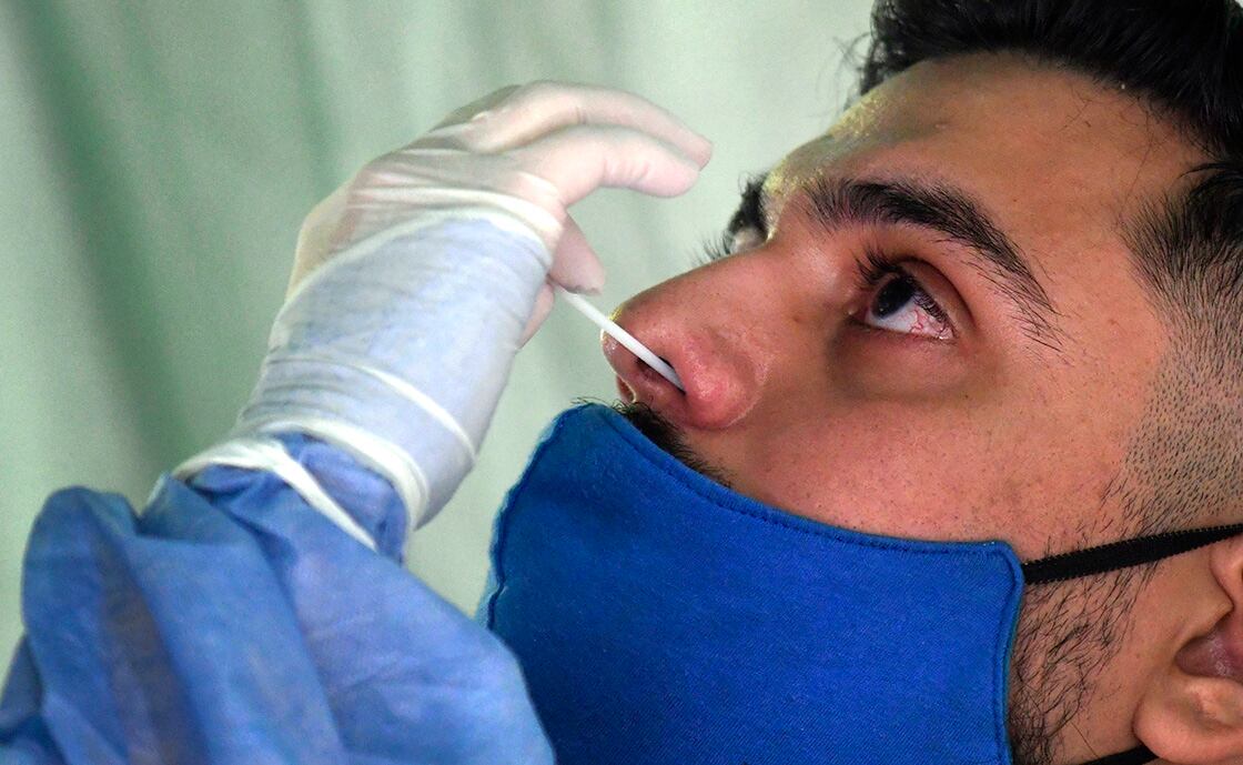 Según en laboratorio, los testeos operan con muestras nasales o de saliva. Foto: Orlando Pelichotti / Los Andes.
