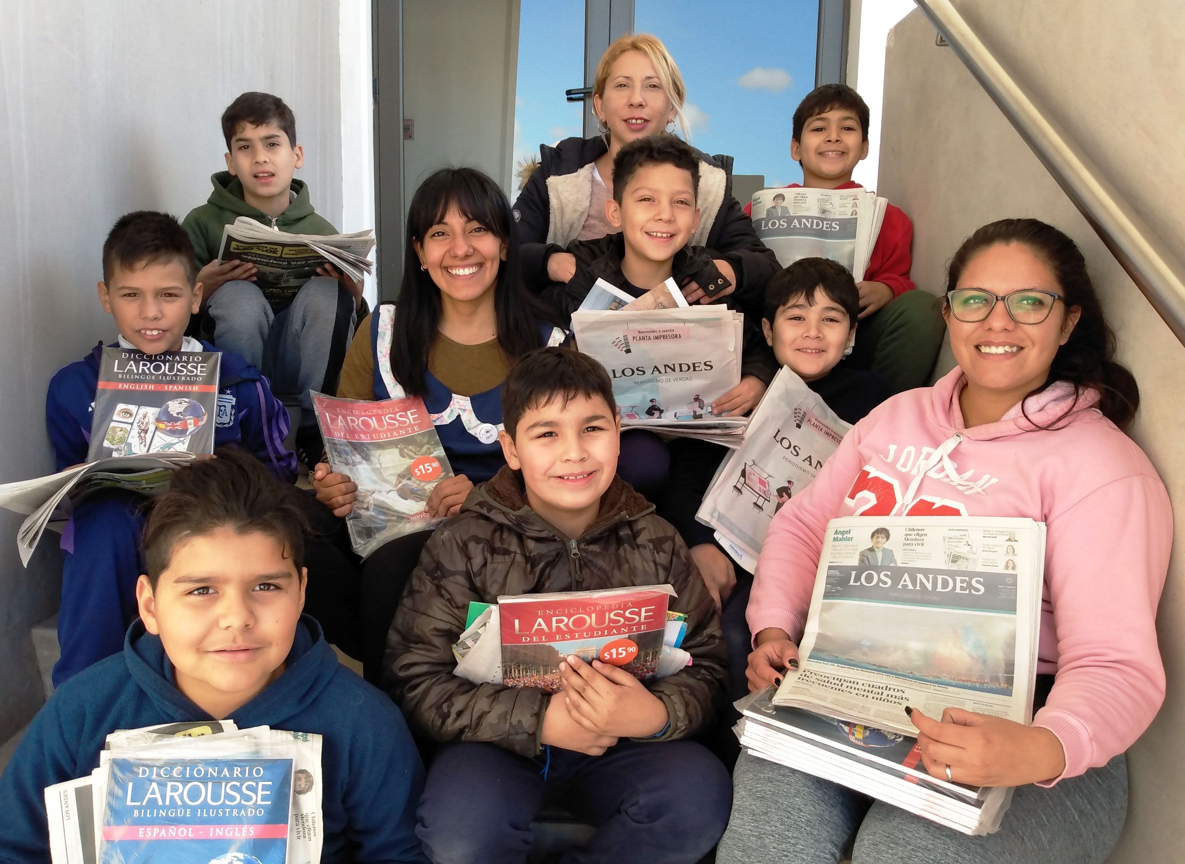 León, Ian, Bauti, Miqueas, Ibrahin, Francisco, Dionel, Romina y Eliana, acompañados por Abril Giangiobe, su docente.

