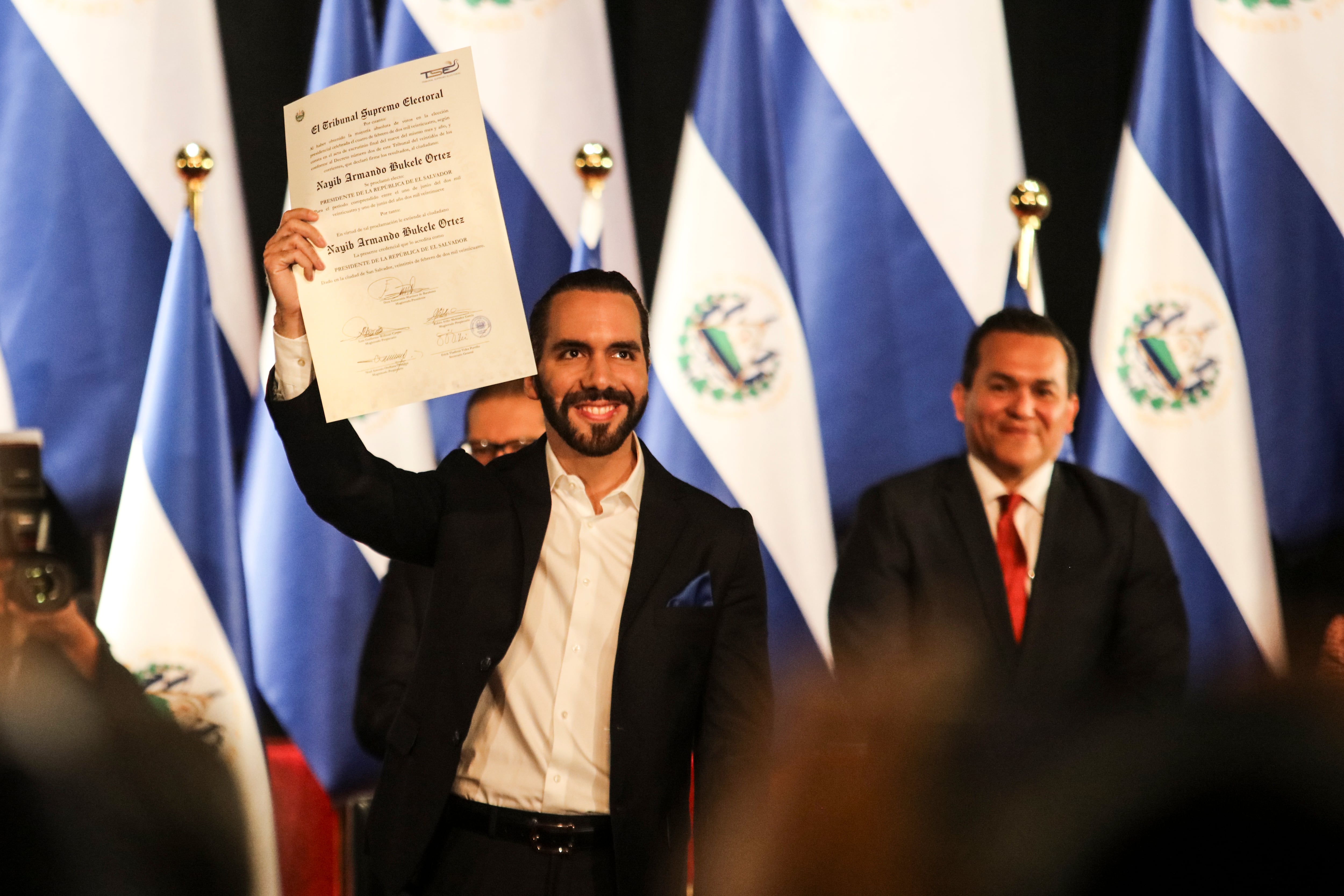 El presidente de El Salvador, Nayib Bukele, con su credencial del Tribunal Supremo Electoral que certifica su reelección, en el Teatro Nacional en San Salvador, El Salvador, el jueves 29 de febrero de 2024. (AP Foto/Salvador Meléndez)