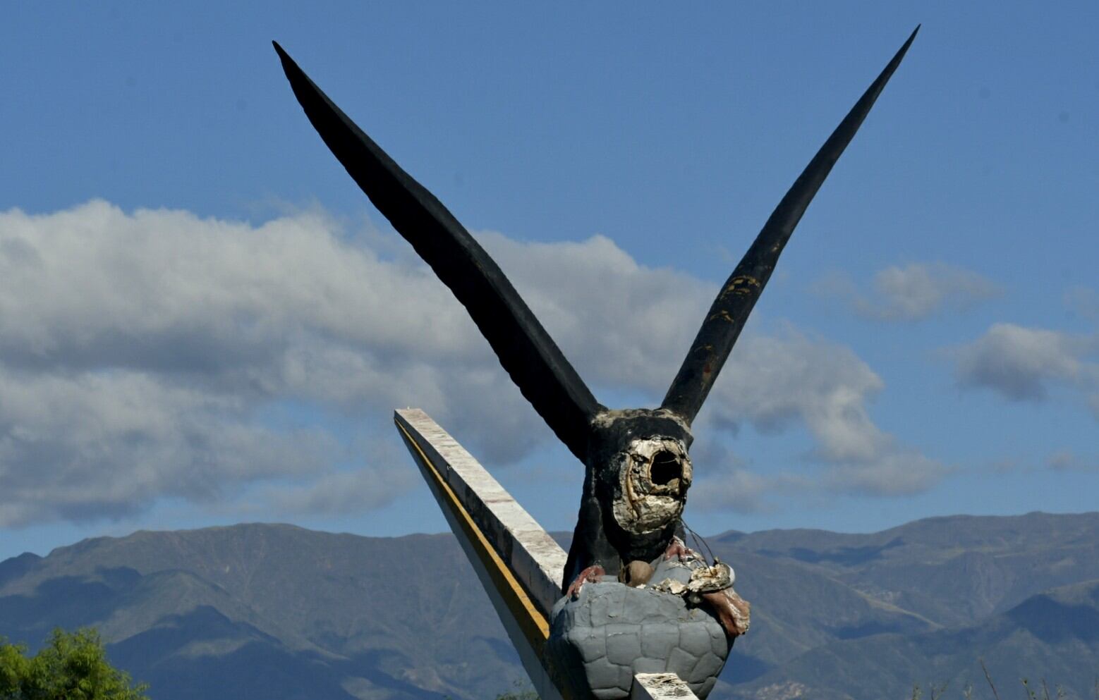 Así quedó el monumento del cóndor decapitado. Un tuitero publicó una foto de la cabeza del monumento del cóndor y dijo que la tiene consigo. Foto: Orlando Pelichotti / Los Andes.